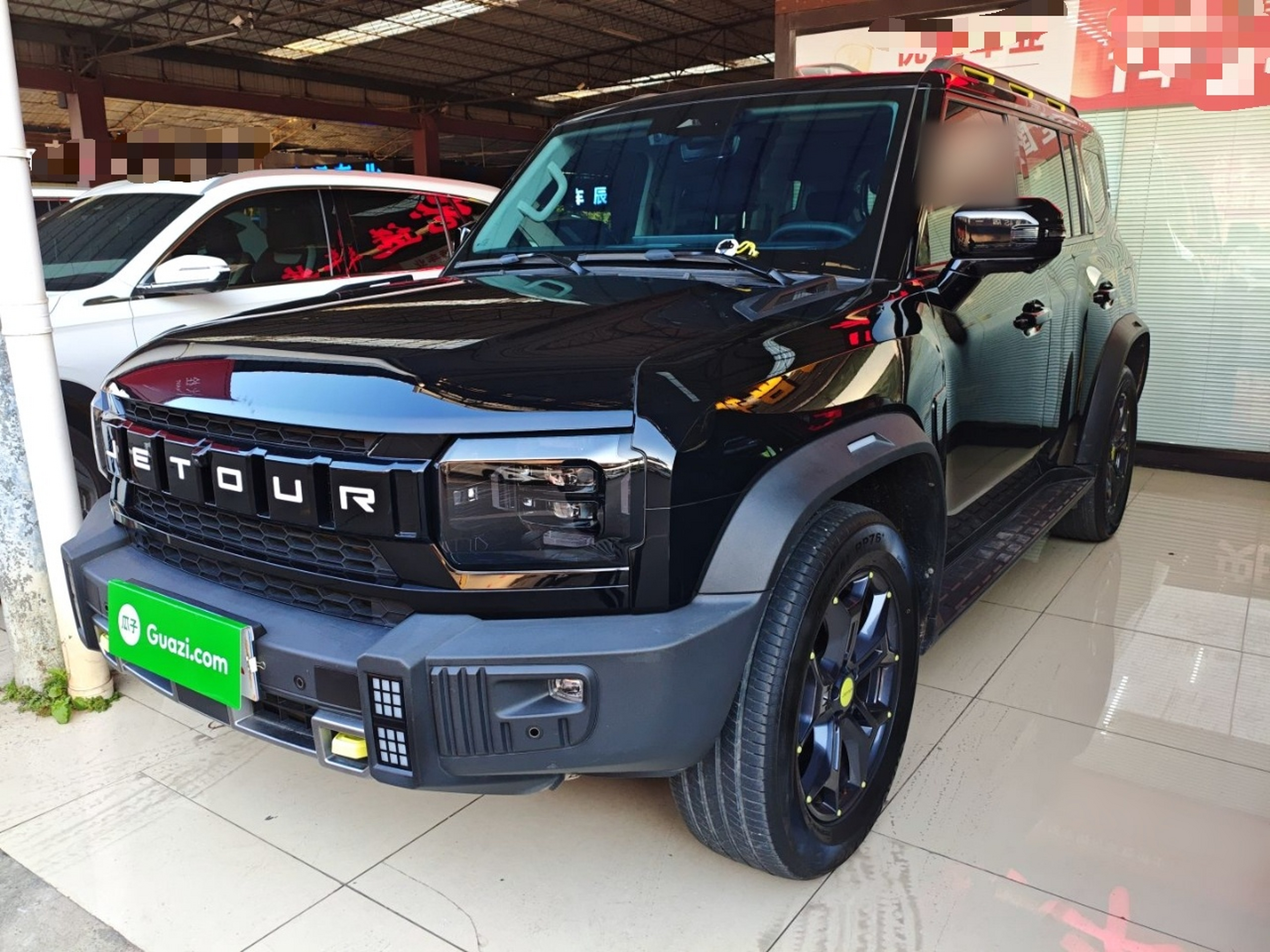 تحت مقدمة السيارة