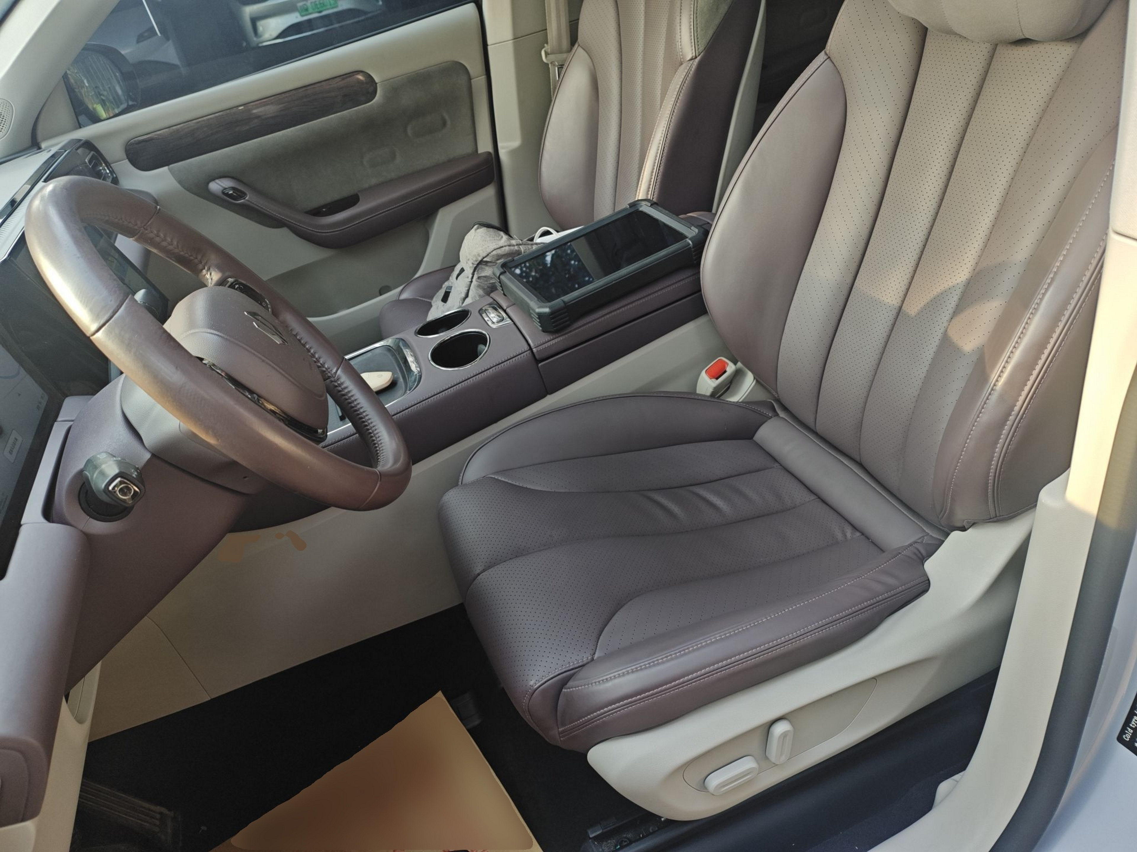 Переднее сиденье в автомобиле