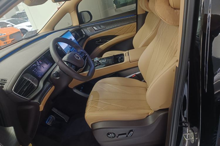 Used Denza D9 2025 DM-i Smart Drive 1020 Four-Wheel Drive Premium Model
