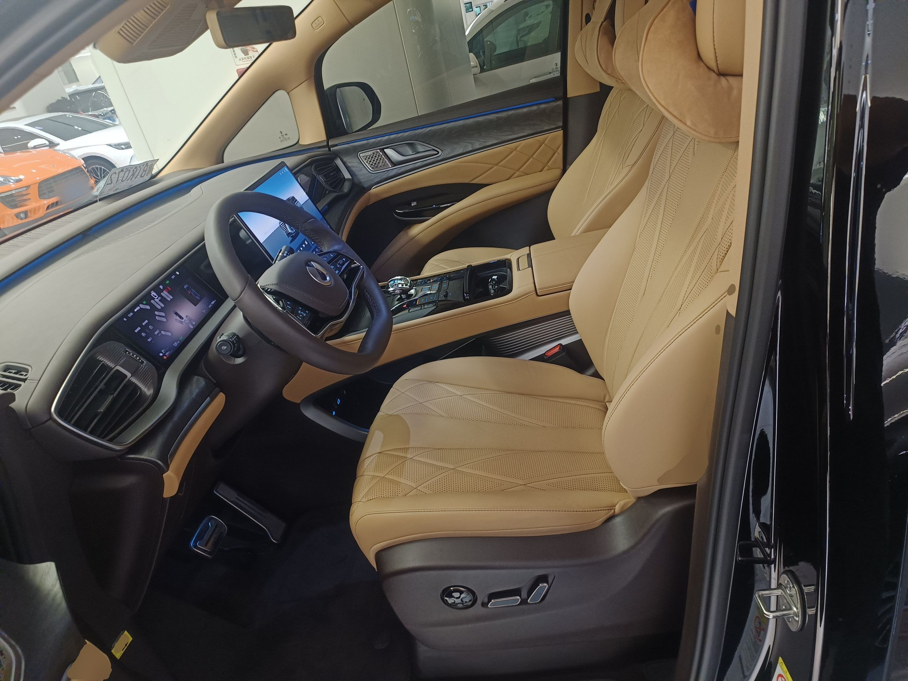 المقاعد الأمامية داخل السيارة