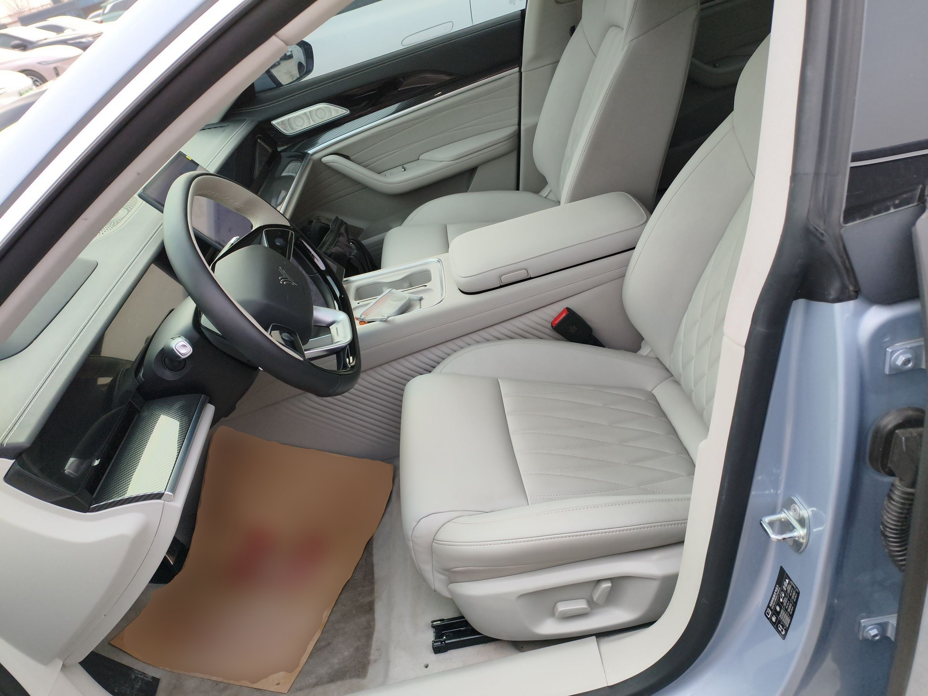 Переднее сиденье в автомобиле