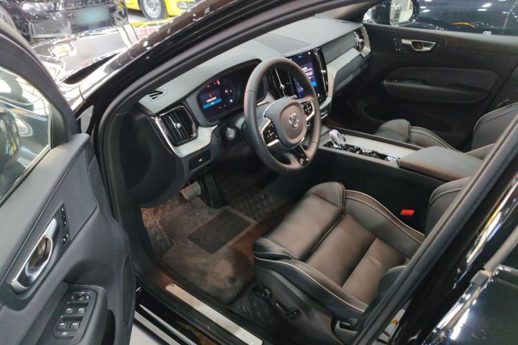 Used Volvo XC60 2025 B5 Four-Wheel Drive Smart & Advanced Midnight Black Edition
