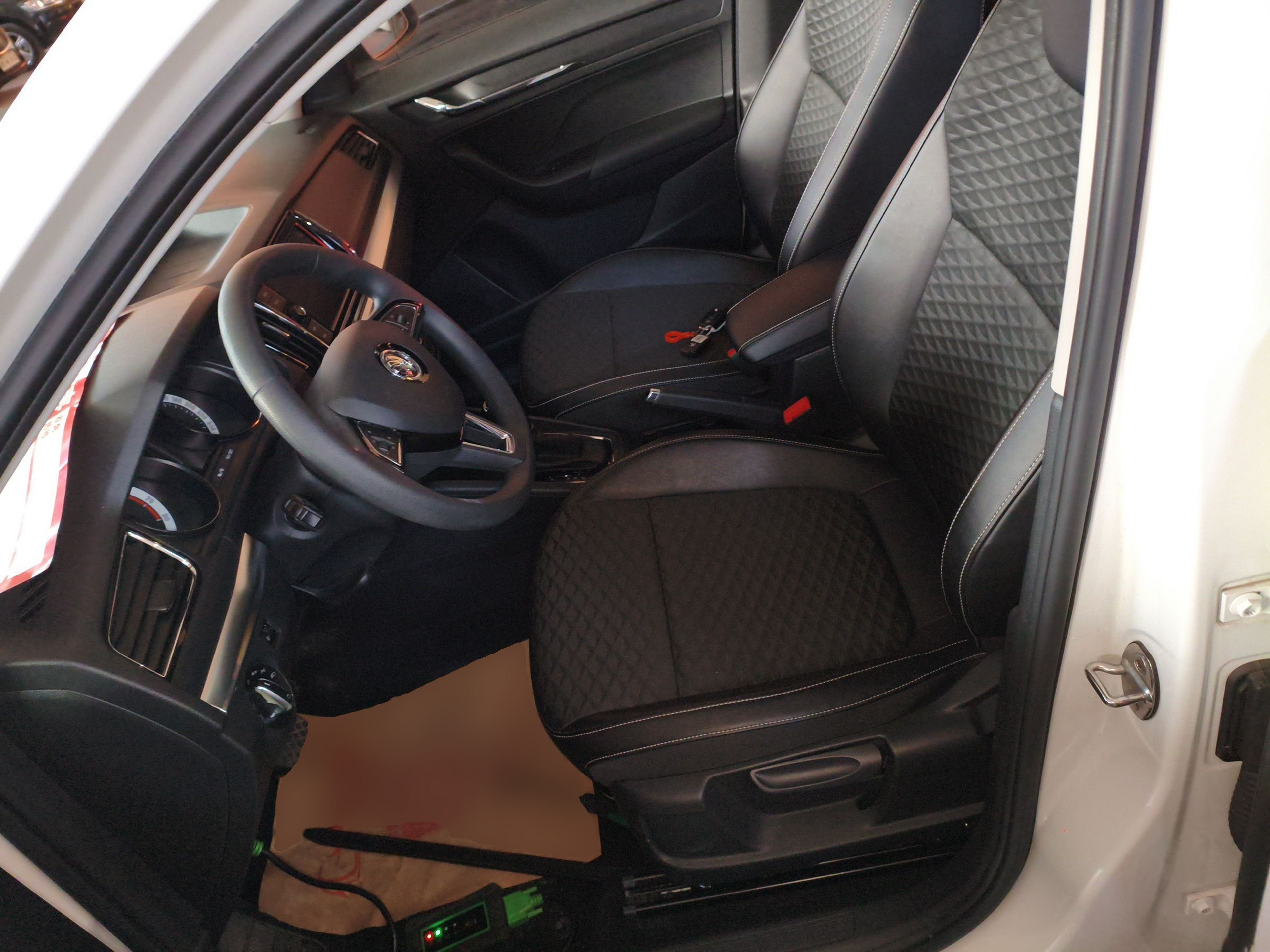 المقاعد الأمامية داخل السيارة