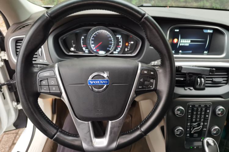 Used Volvo V40 2015 1.6T Zhiyi Edition