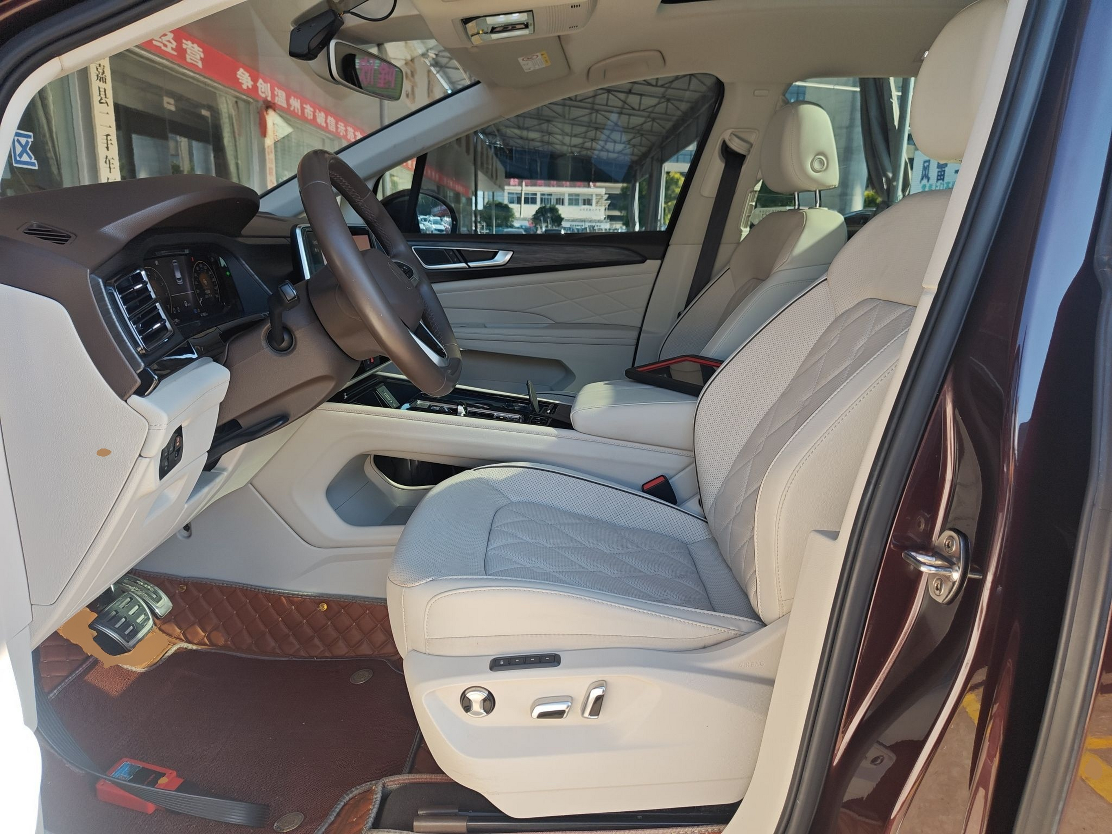 Переднее сиденье в автомобиле