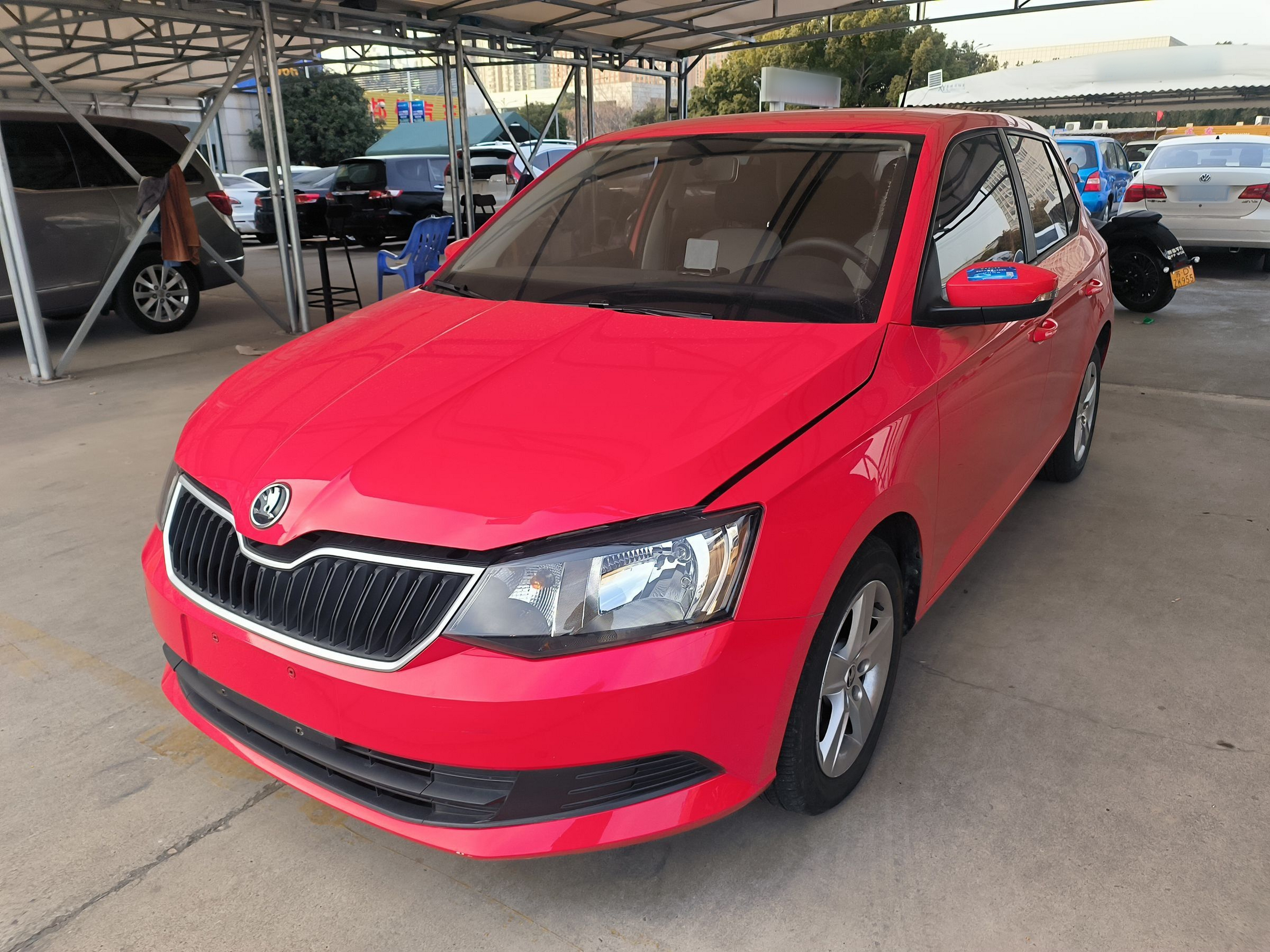 Под передней частью автомобиля