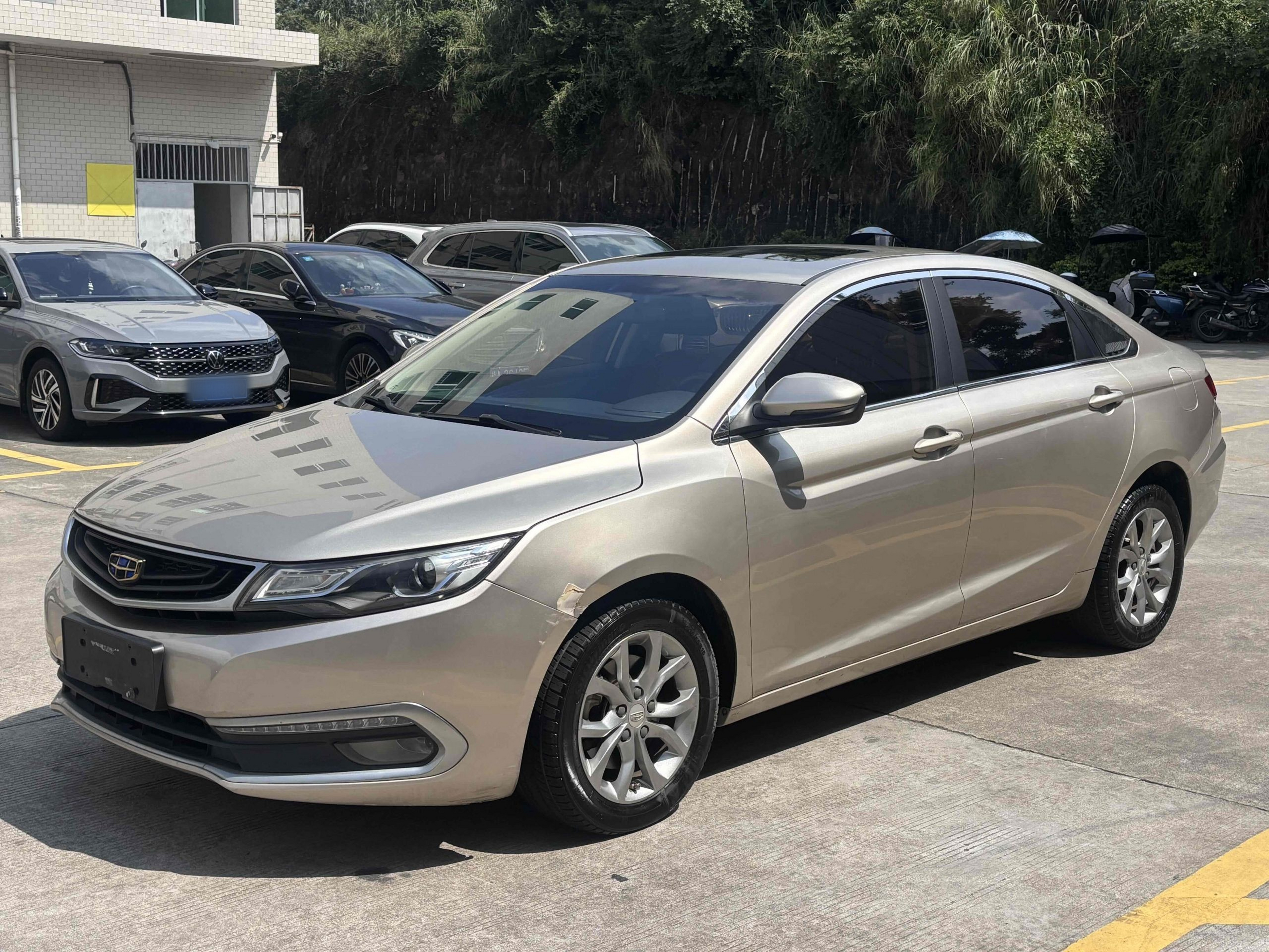 Под передней частью автомобиля