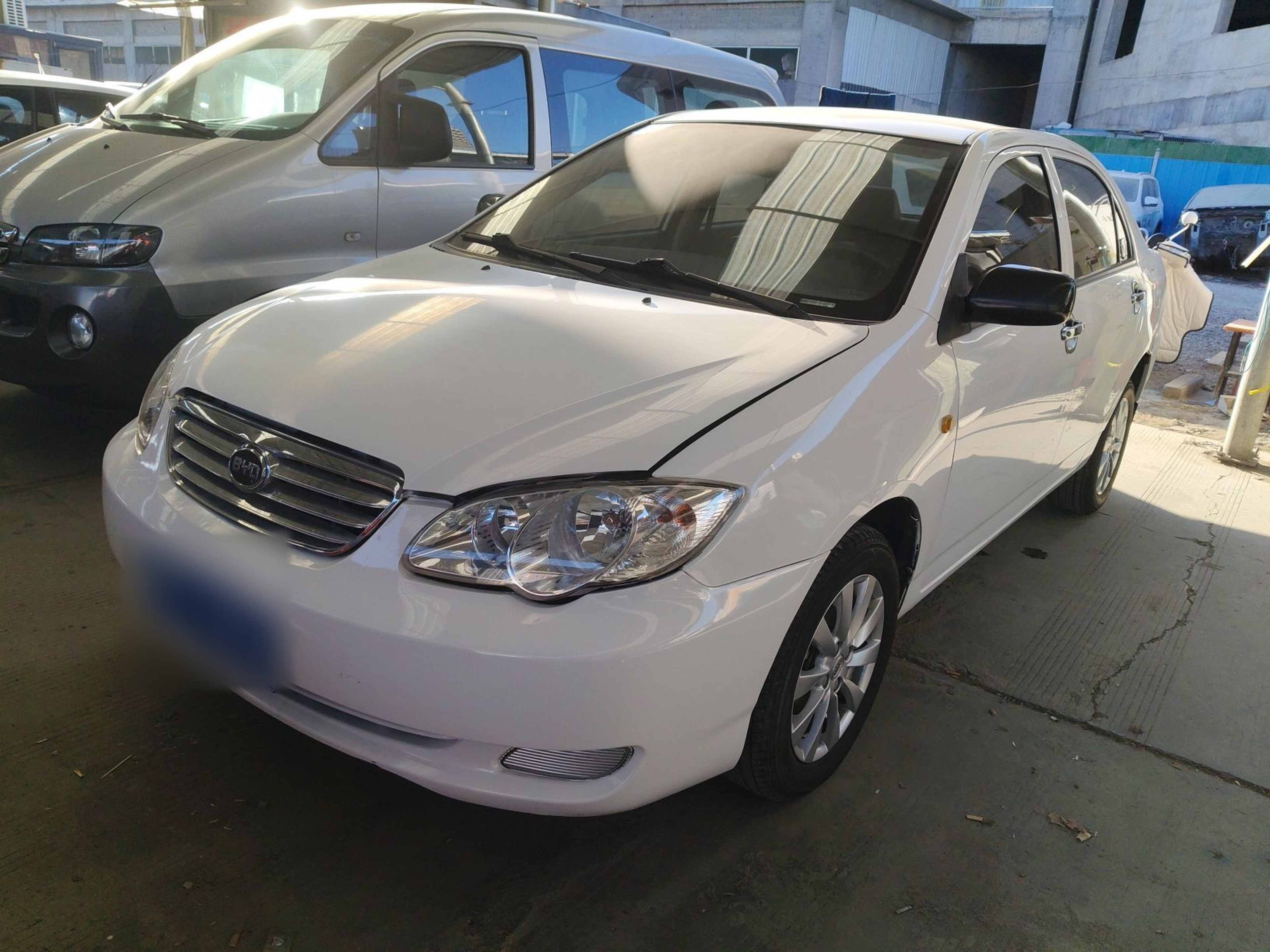 تحت مقدمة السيارة