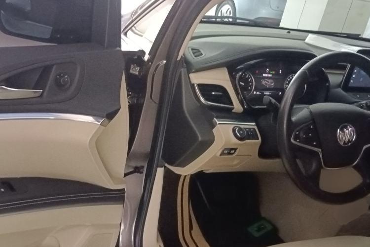 Used Buick GL8 2023 Facelifted Land Cruiser Executive Luxury Version
