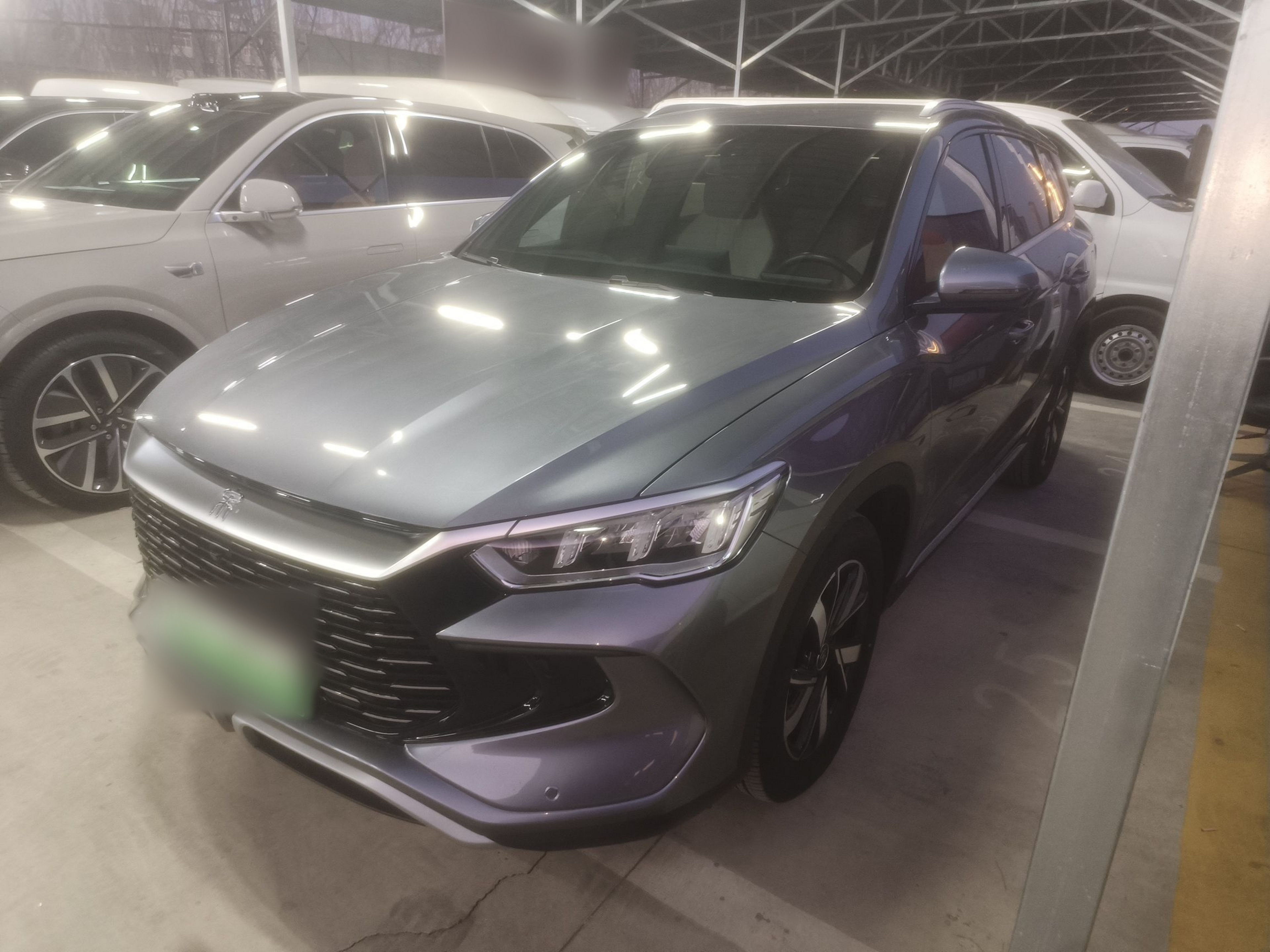 Под передней частью автомобиля