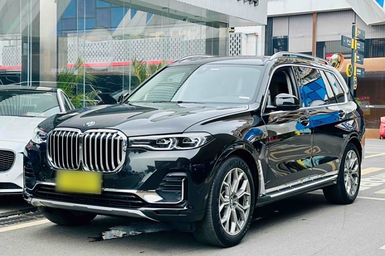 Used BMW X7 2021 Facelifted xDrive40i Luxury Package with Leading Features
