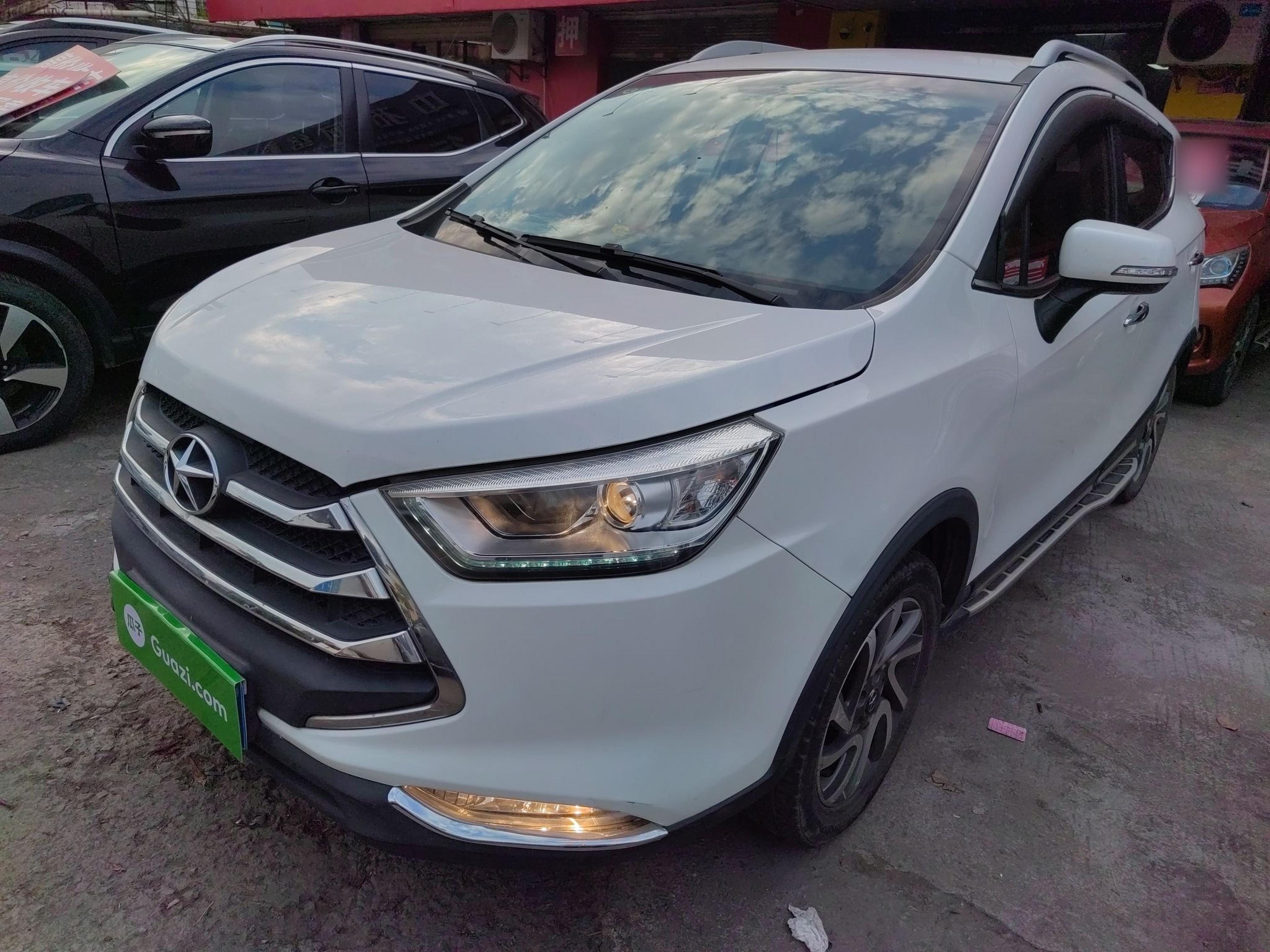 Под передней частью автомобиля