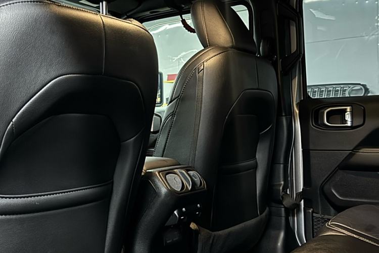 Used  Wrangler 2019 2.0T Sahara Four-Door Version China VI Emission Standard
