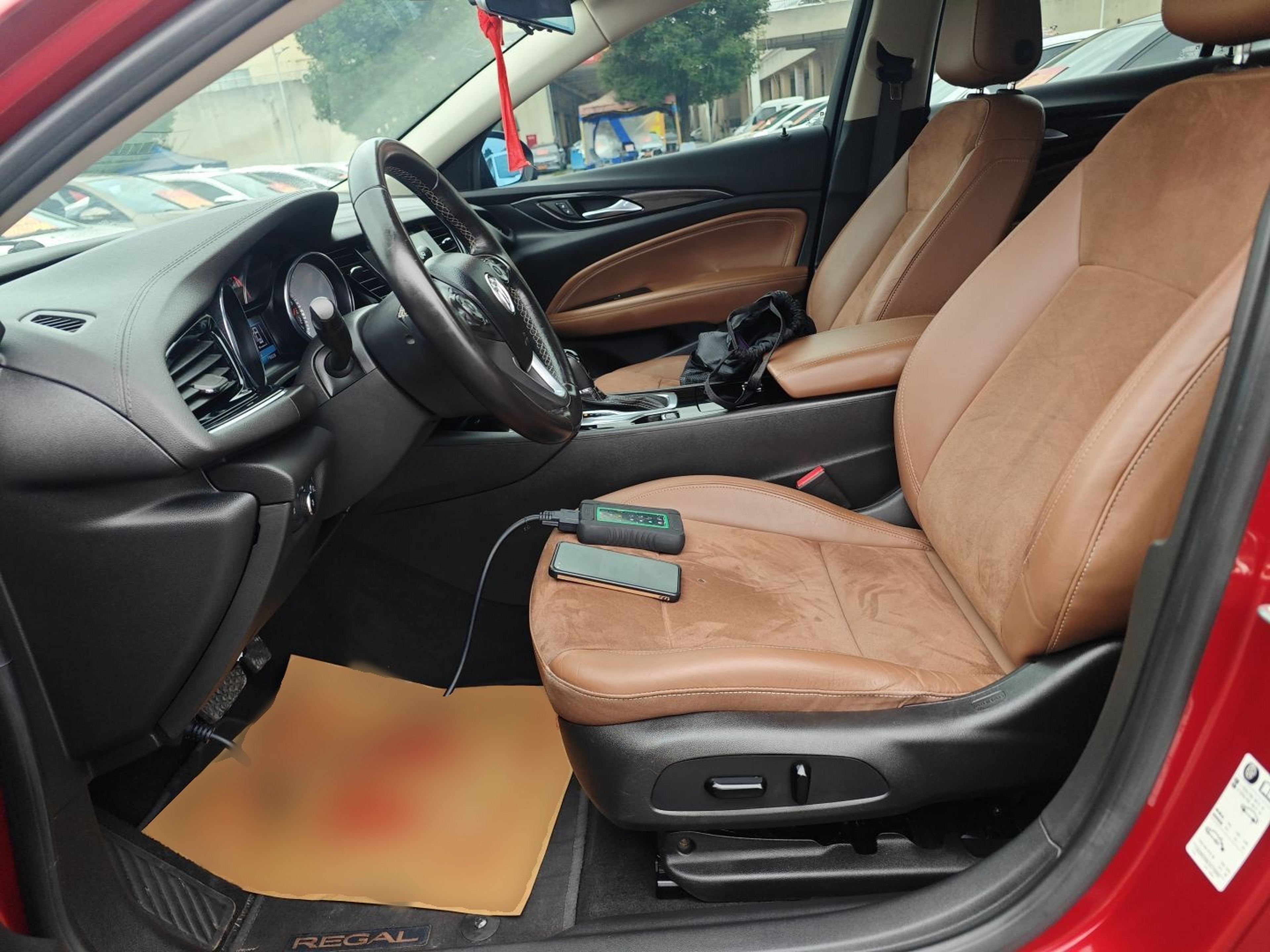 المقاعد الأمامية داخل السيارة