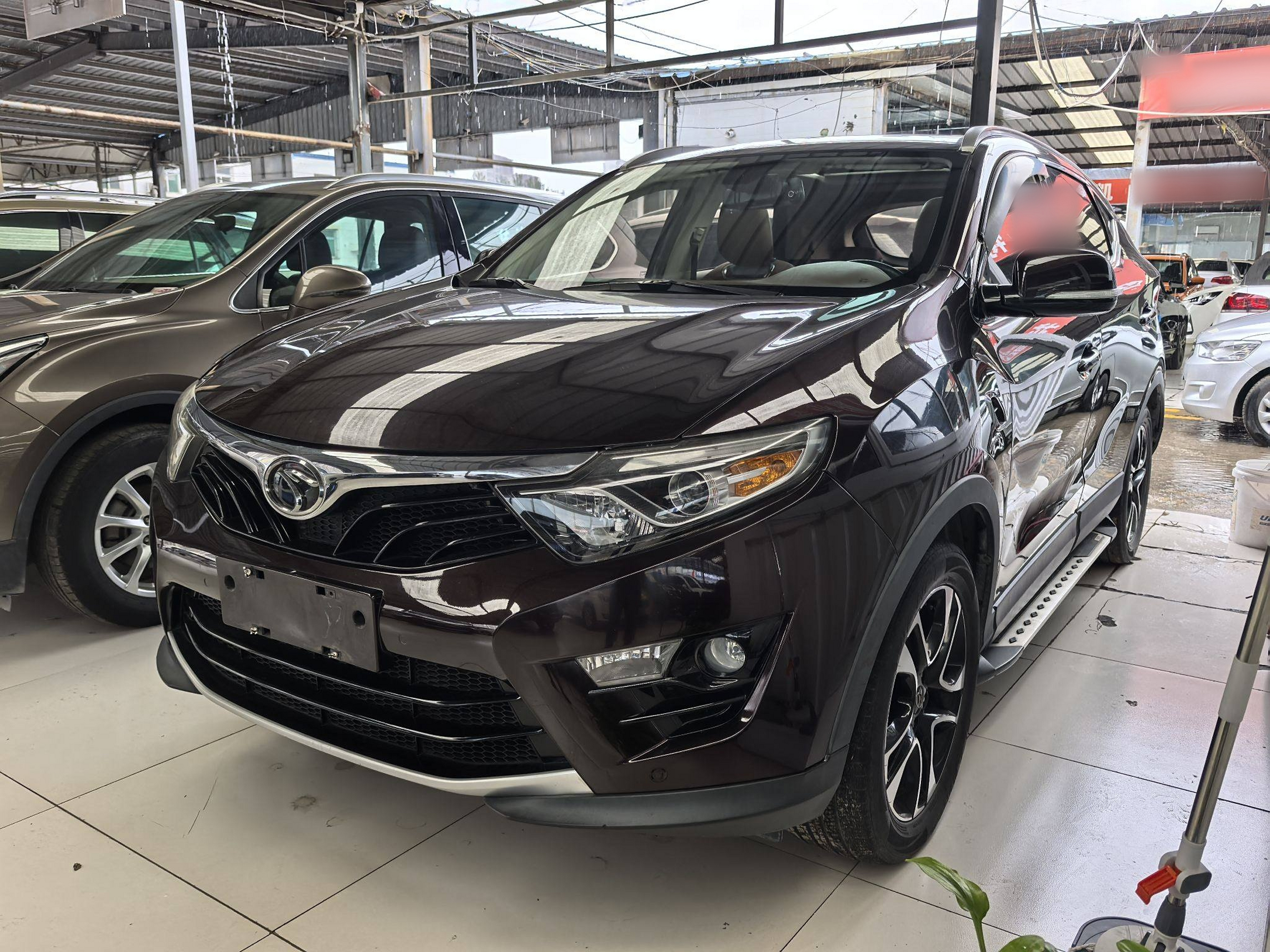 تحت مقدمة السيارة