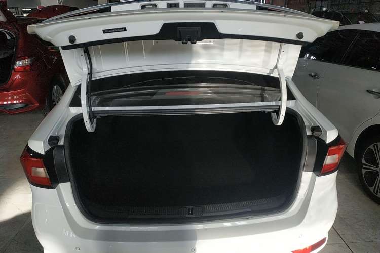 Used Roewe i5 2020 1.5L Automatic 4G Connect Luxury Flagship Edition
