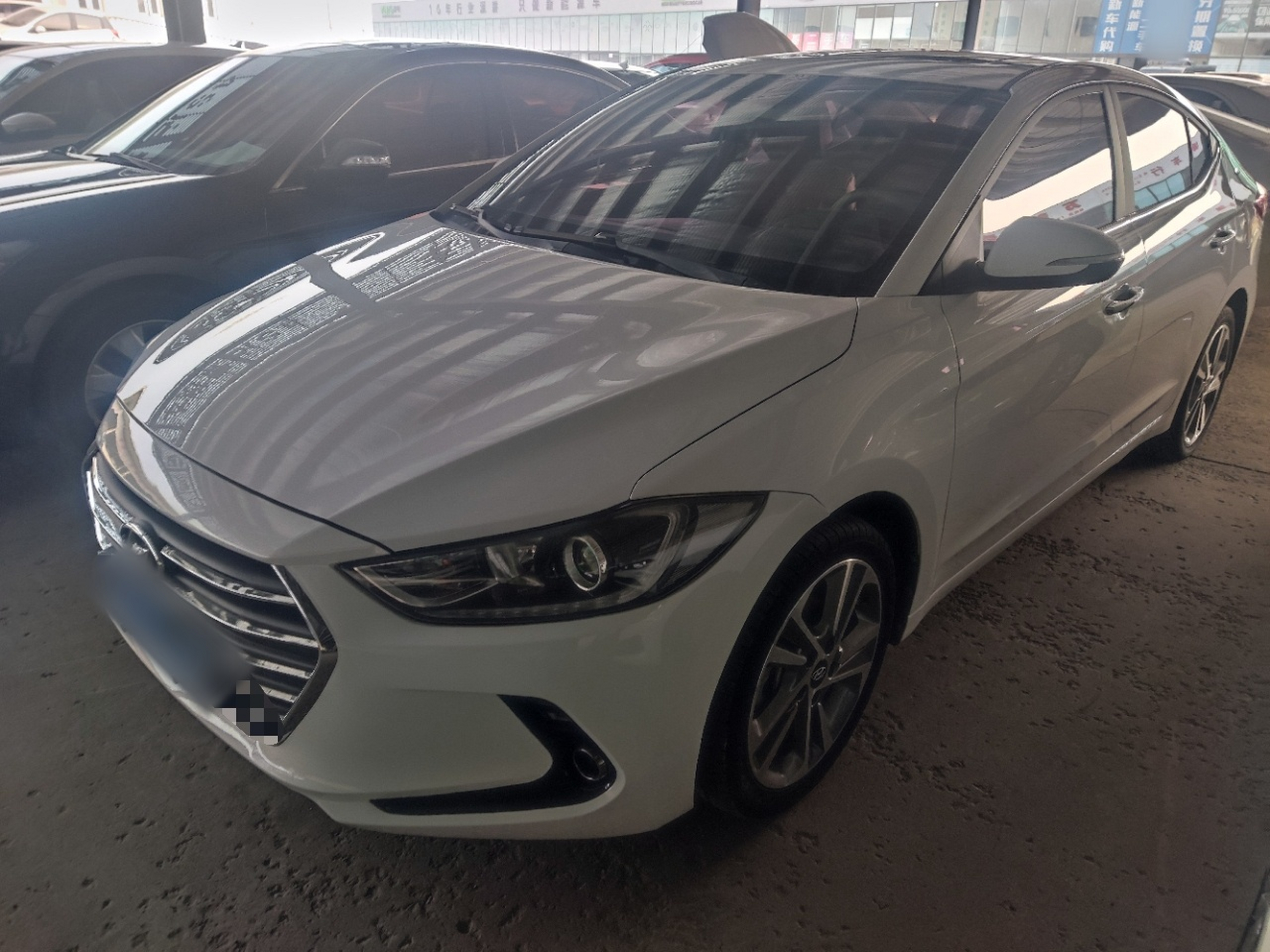 Под передней частью автомобиля