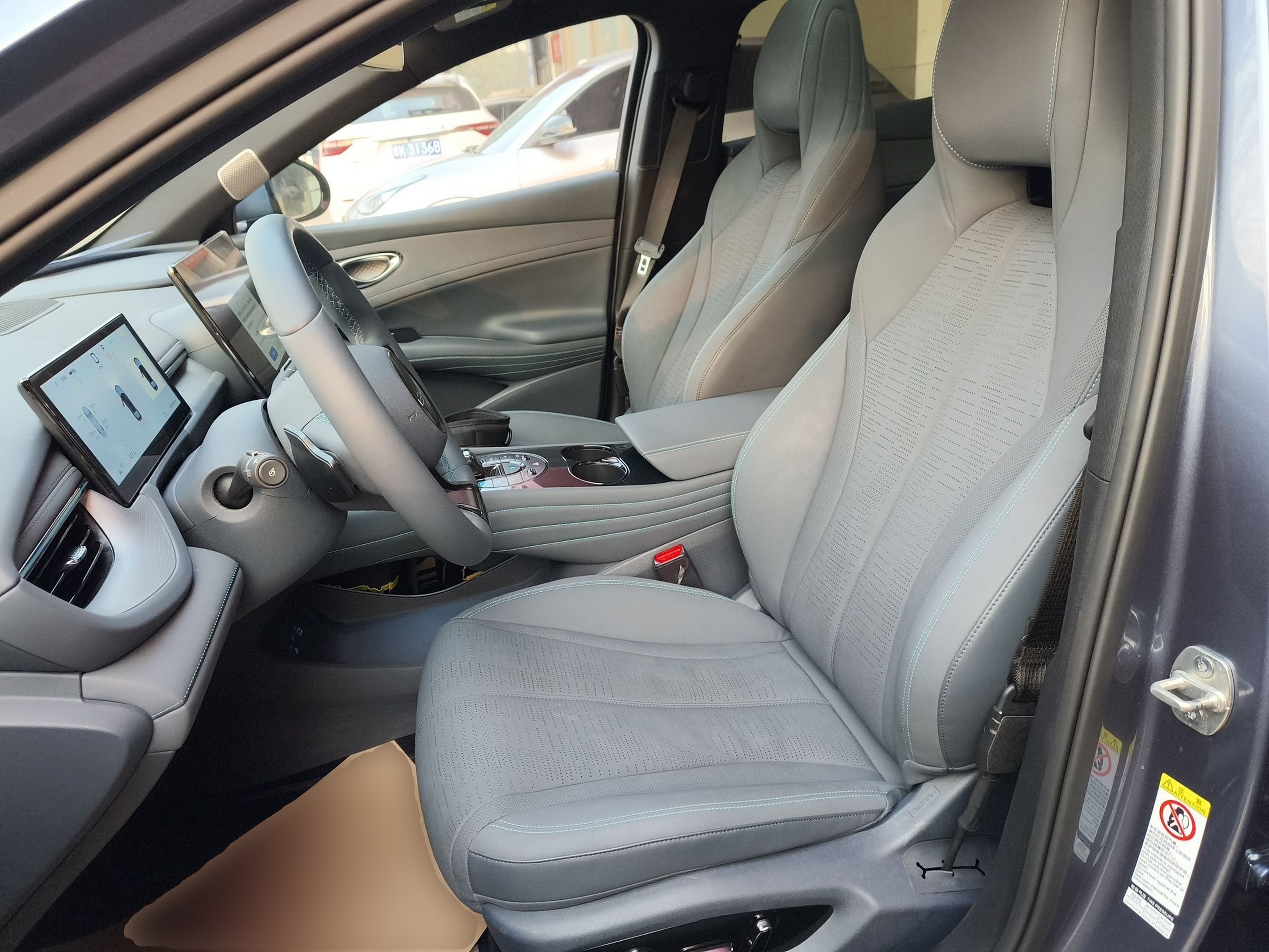 Переднее сиденье в автомобиле