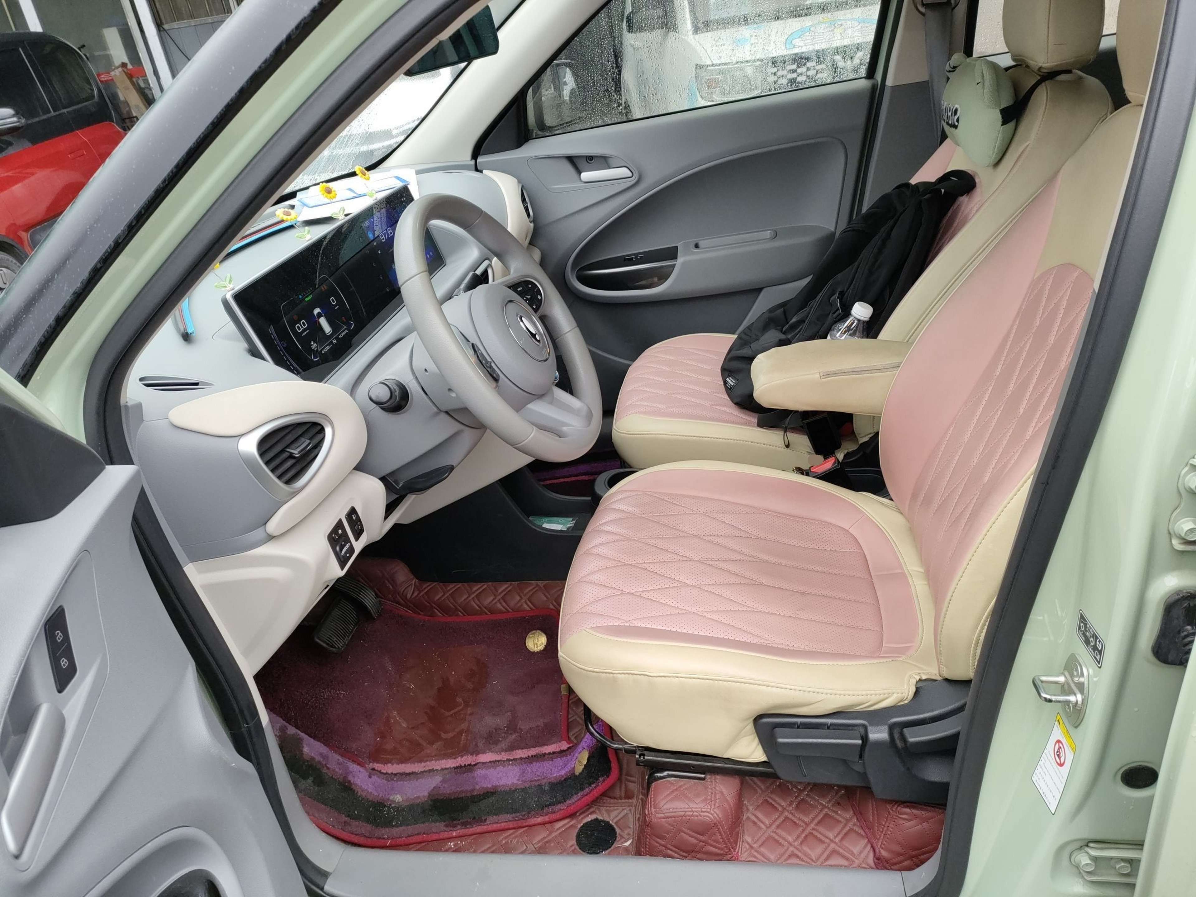 المقاعد الأمامية داخل السيارة