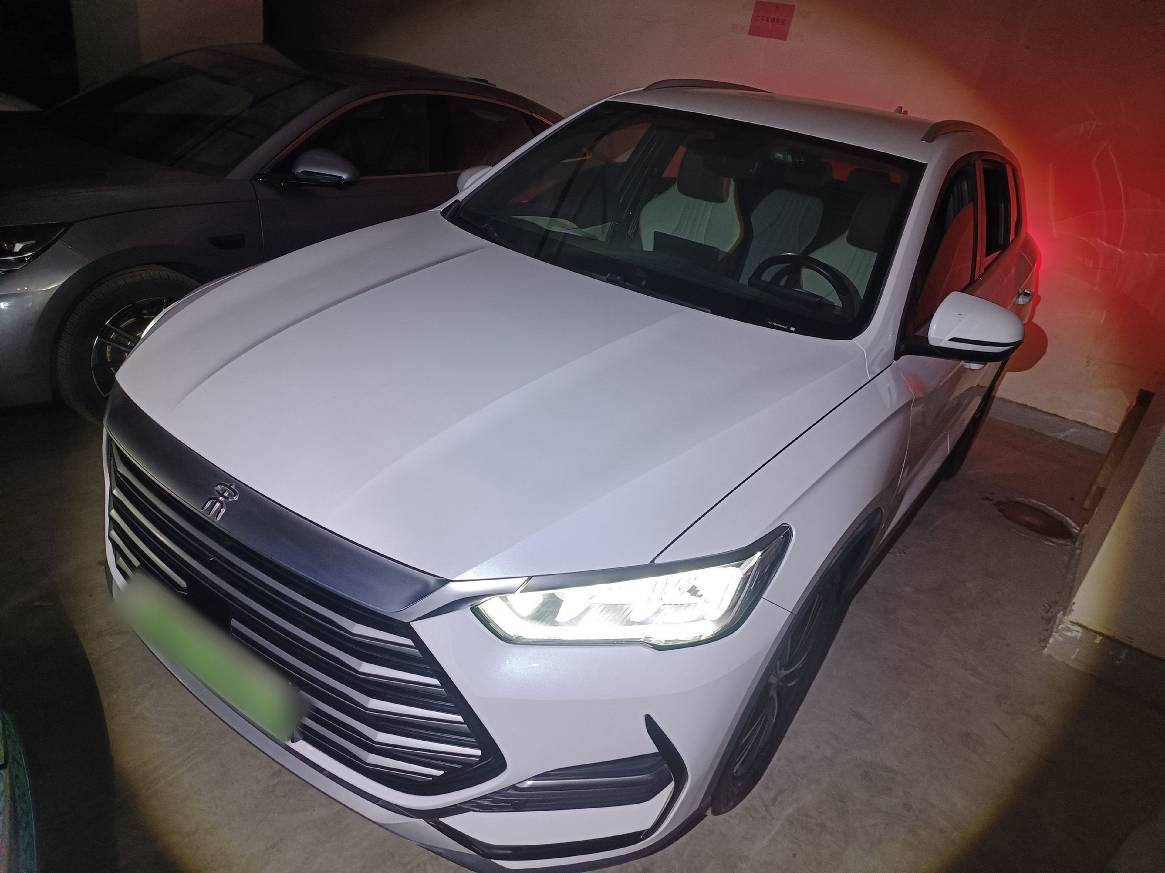 تحت مقدمة السيارة