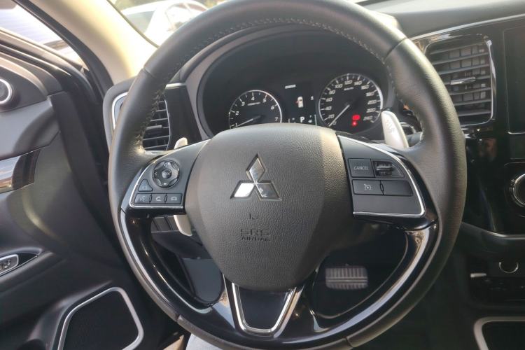 Used Mitsubishi Outlander 2019 2.4L 4x4 Zhi Xiang Edition 7 Seats China VI Standard
