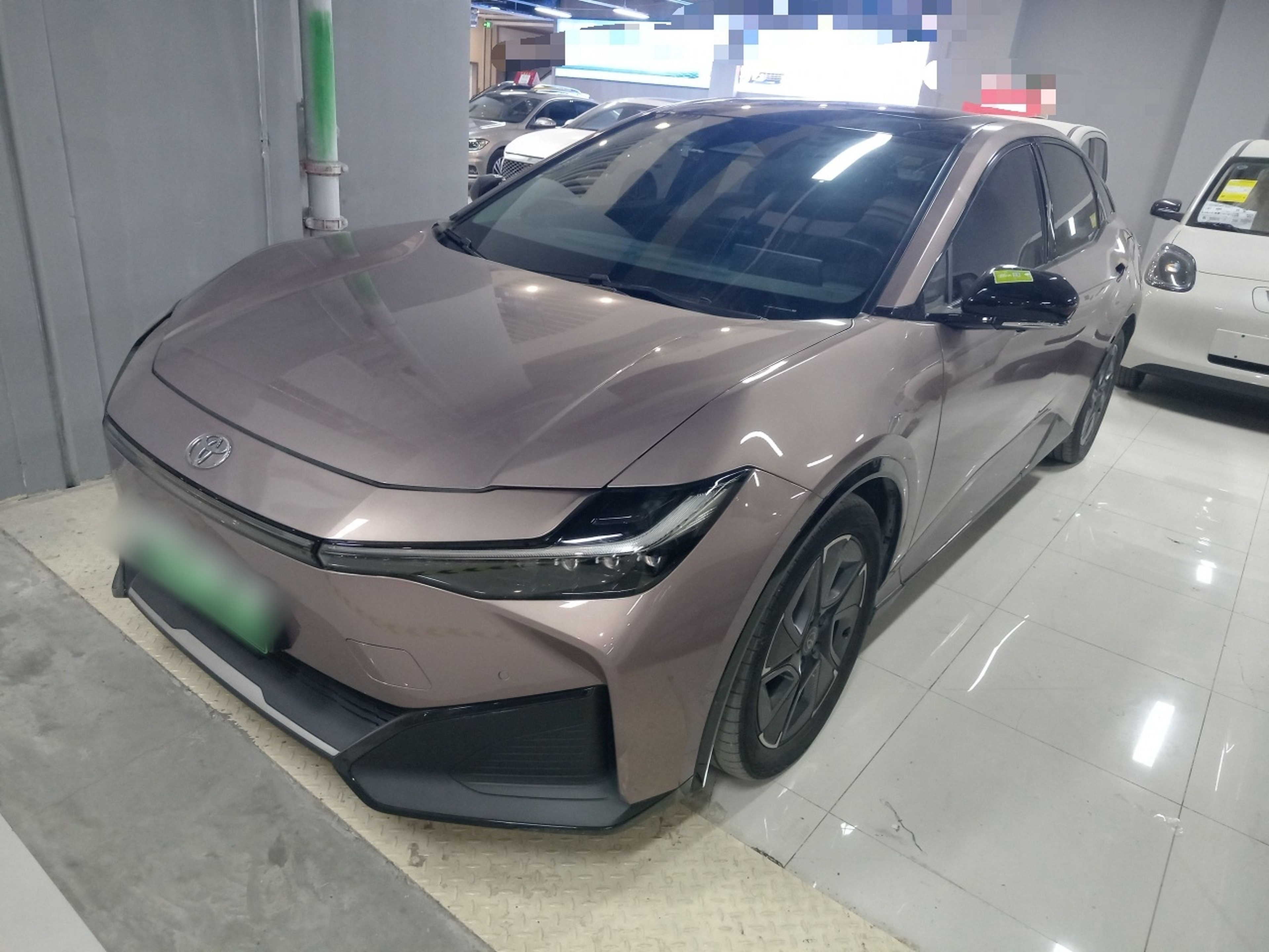 Под передней частью автомобиля