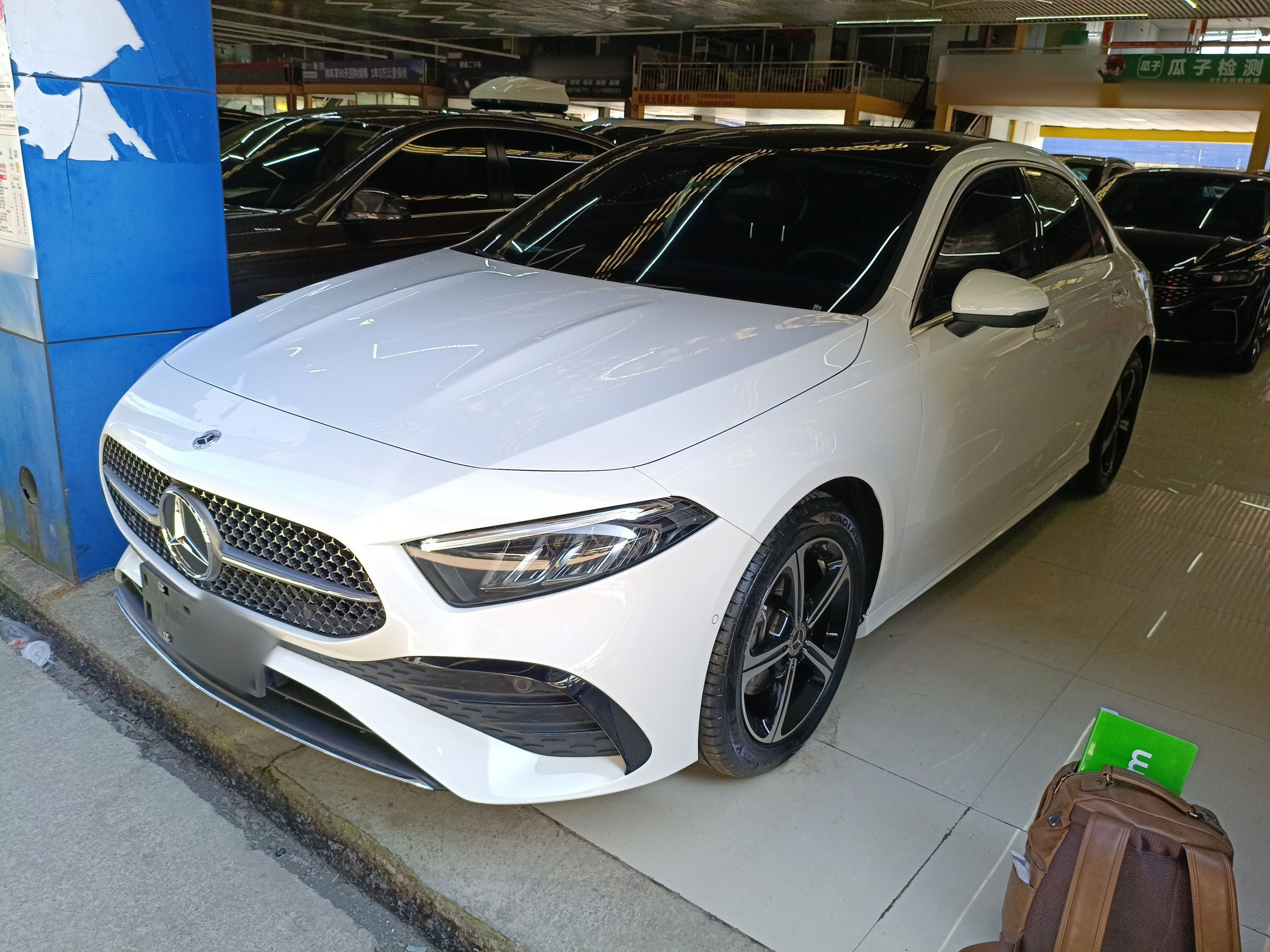 تحت مقدمة السيارة