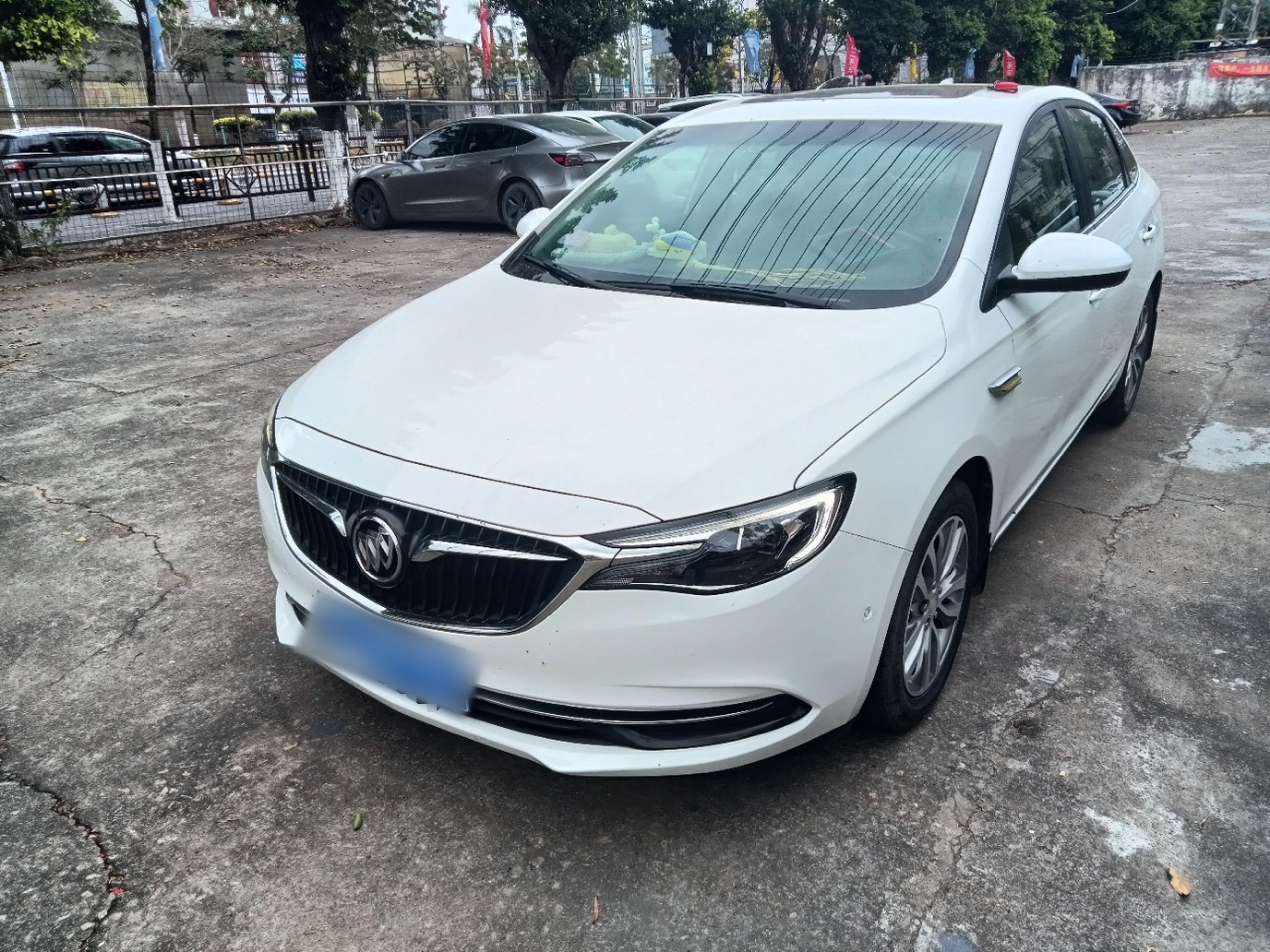 Под передней частью автомобиля