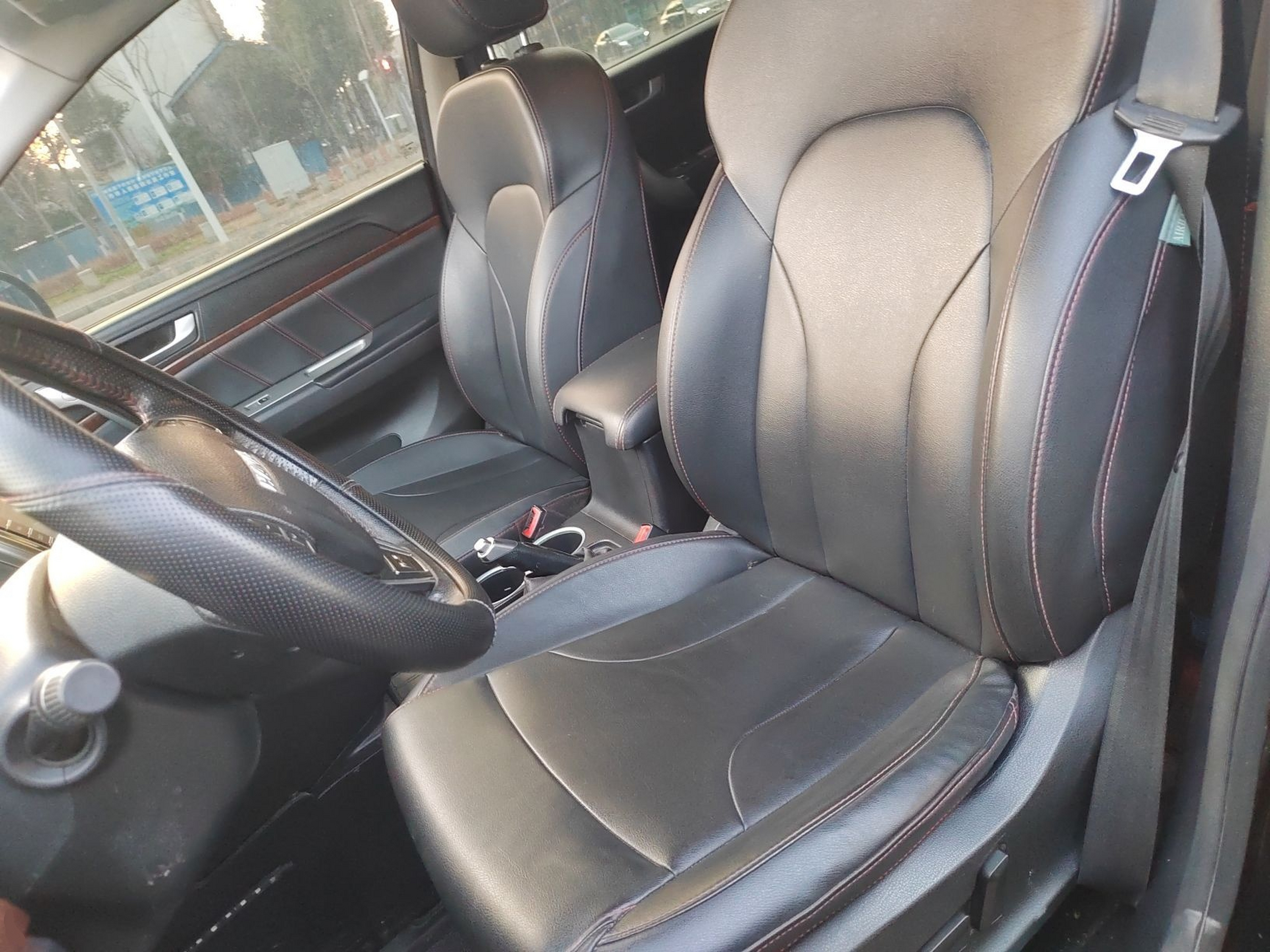 Переднее сиденье в автомобиле