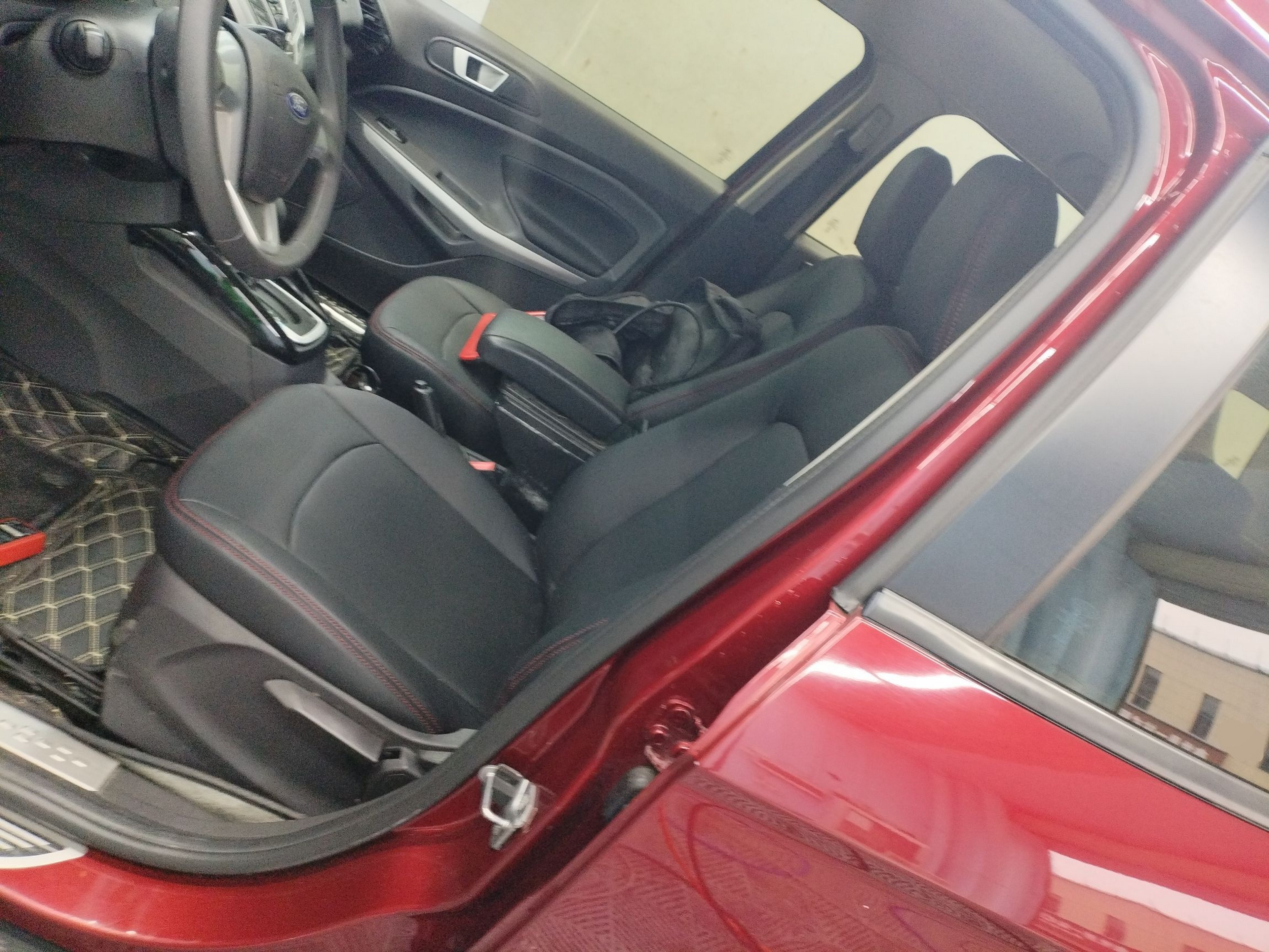 Переднее сиденье в автомобиле