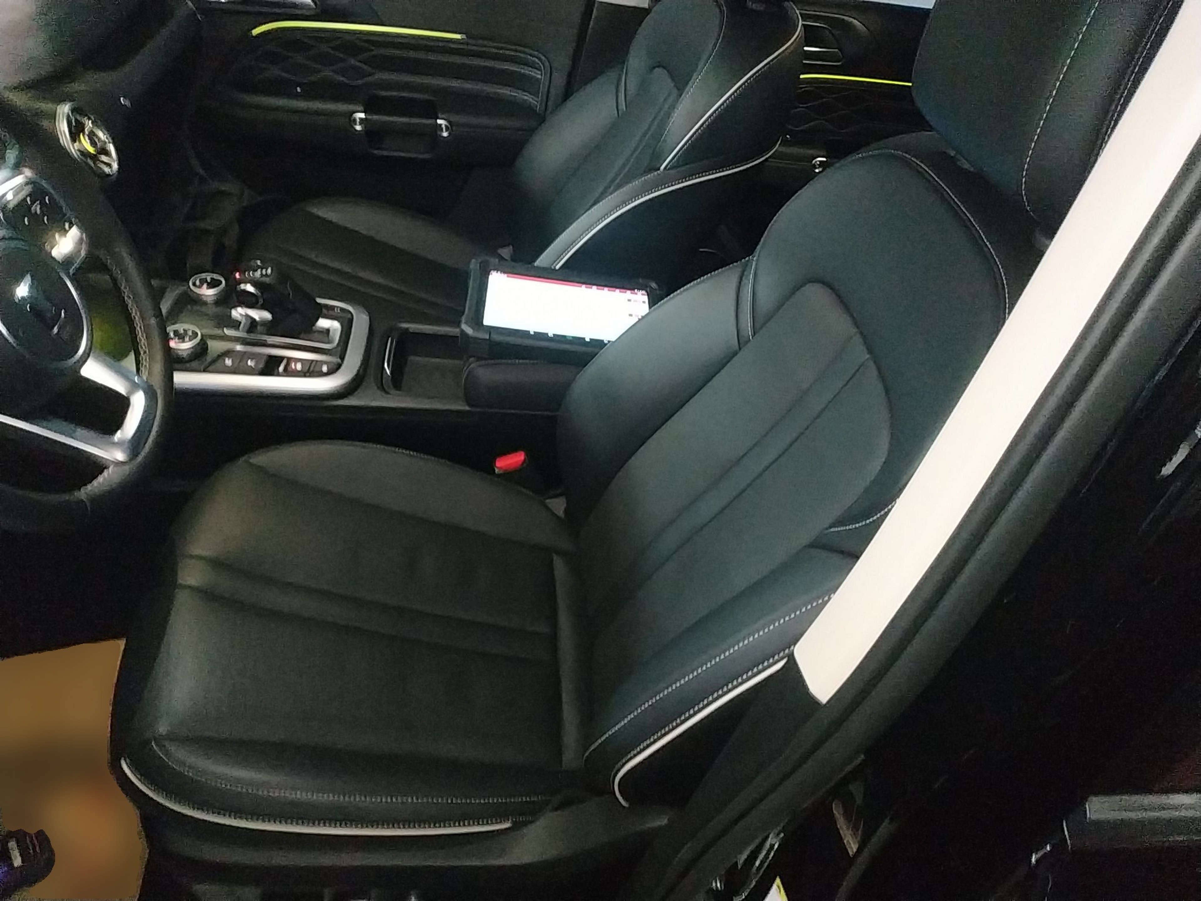 المقاعد الأمامية داخل السيارة