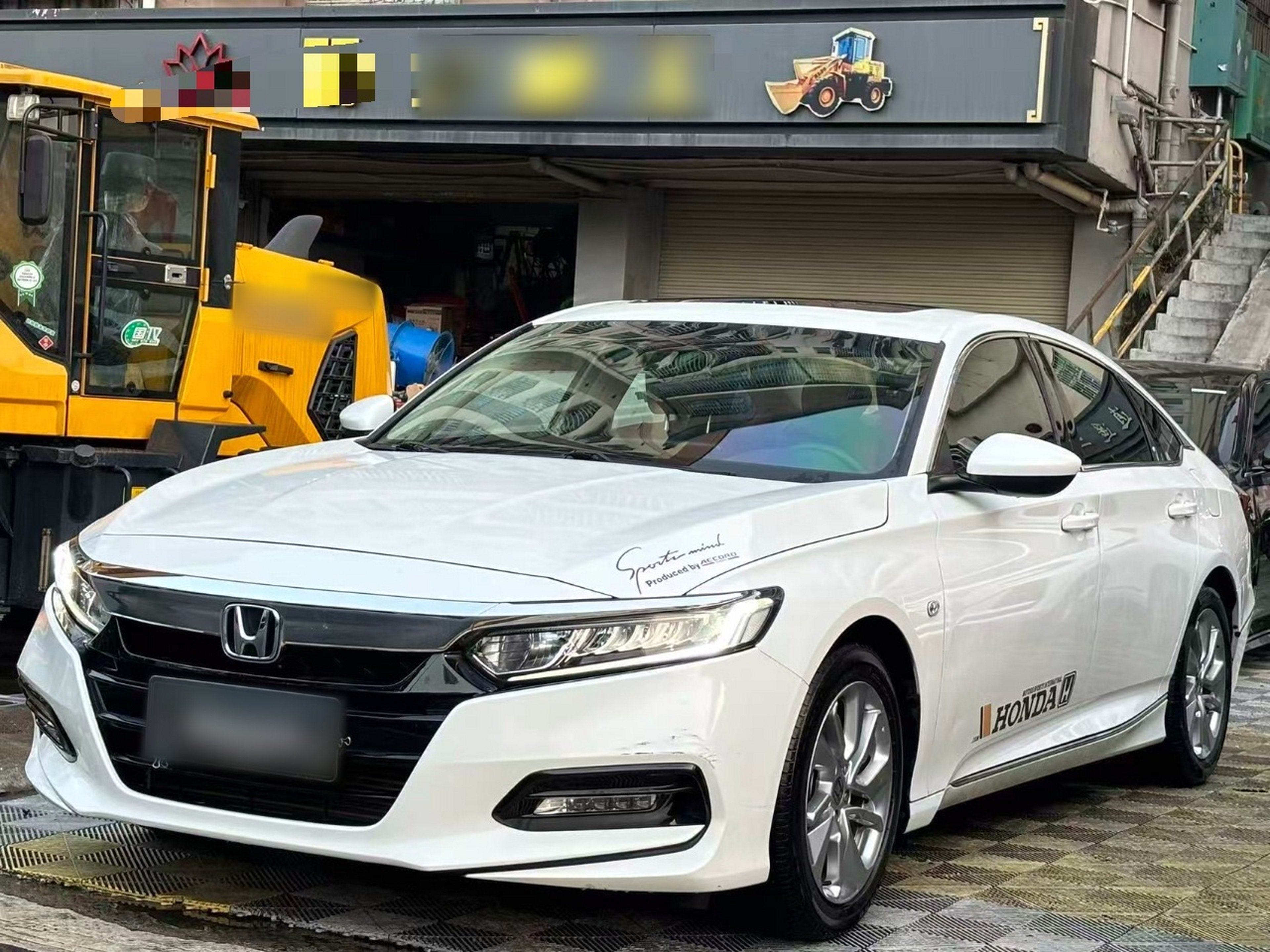 Под передней частью автомобиля