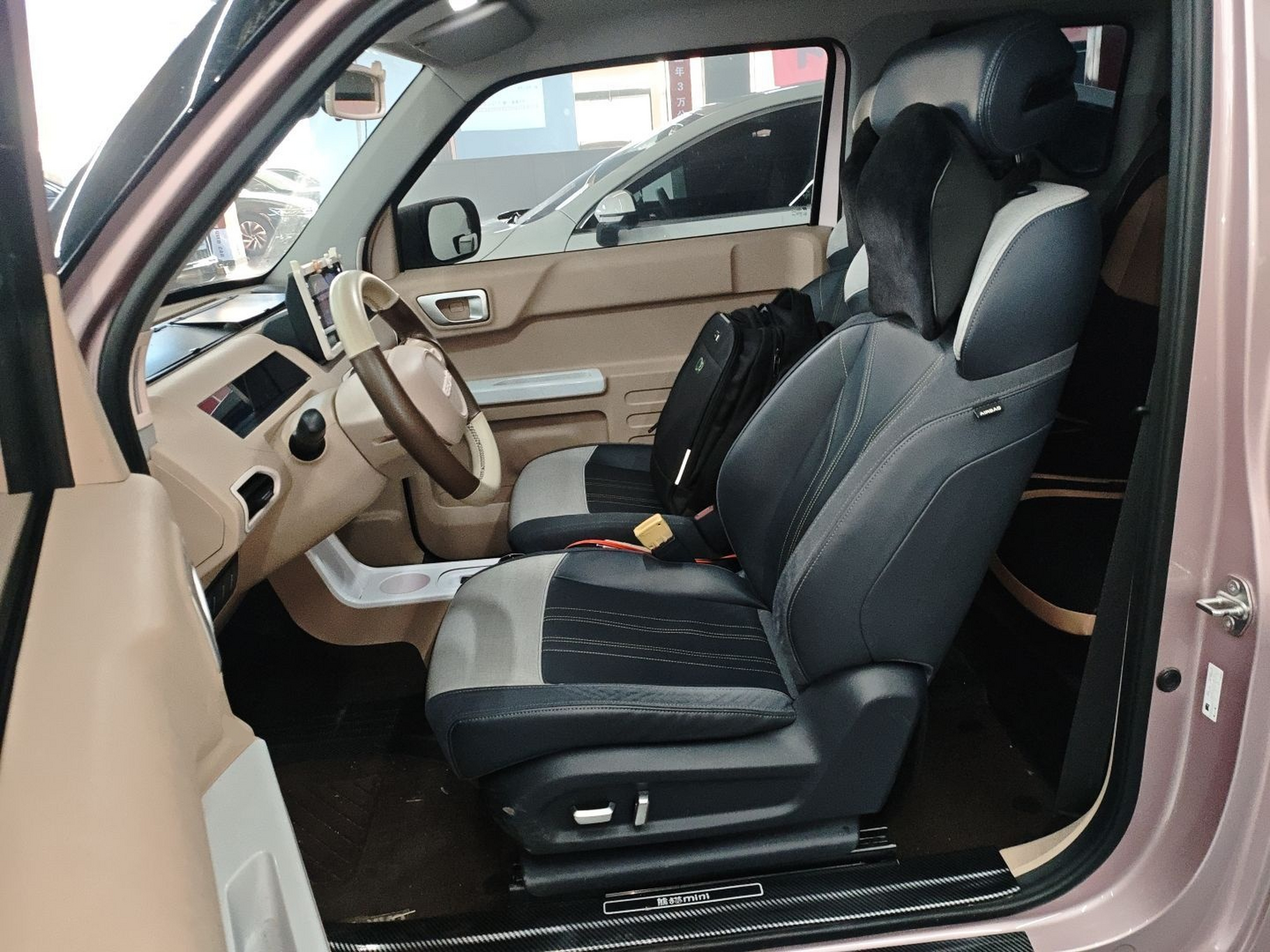 المقاعد الأمامية داخل السيارة