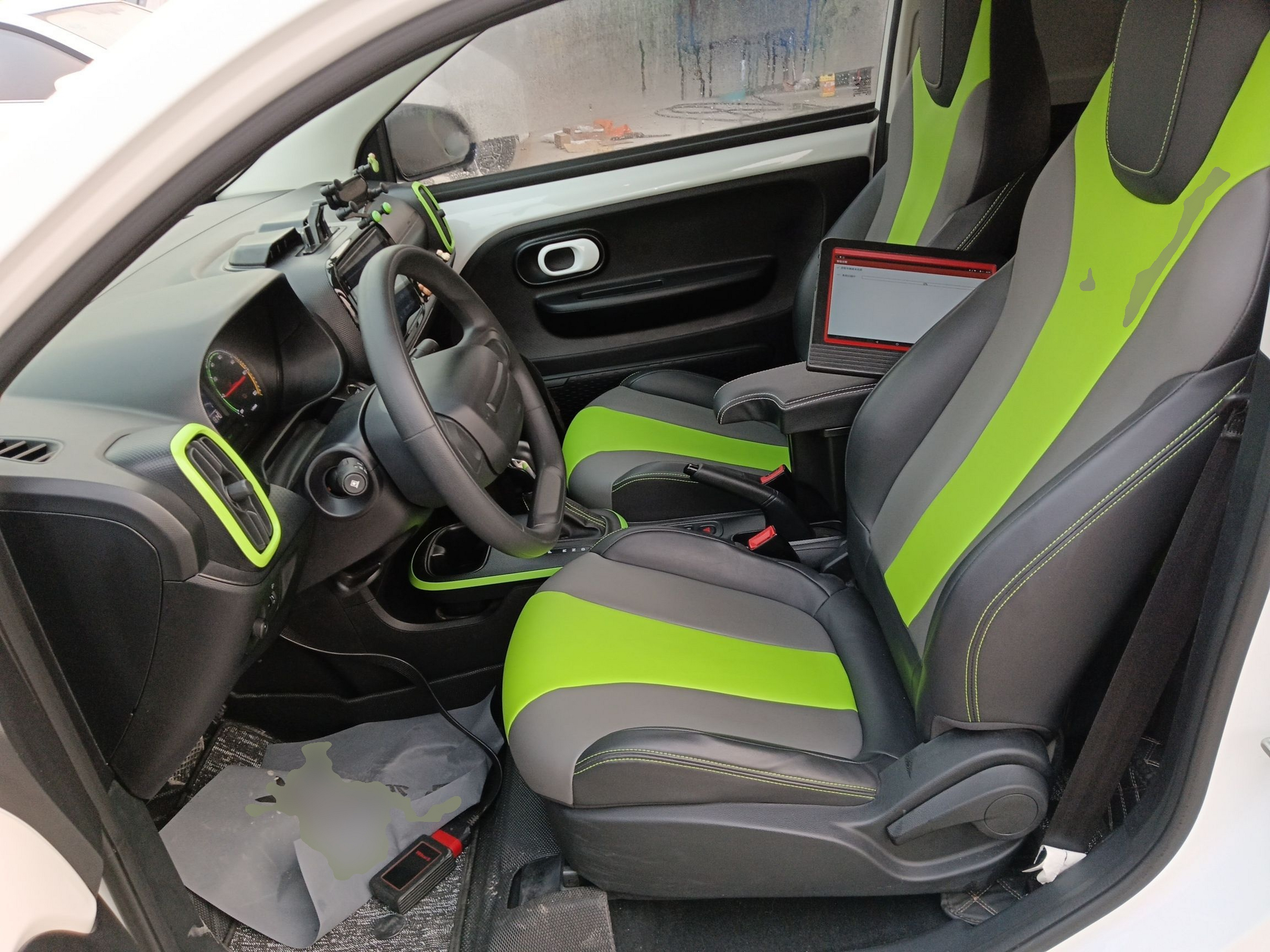 Переднее сиденье в автомобиле