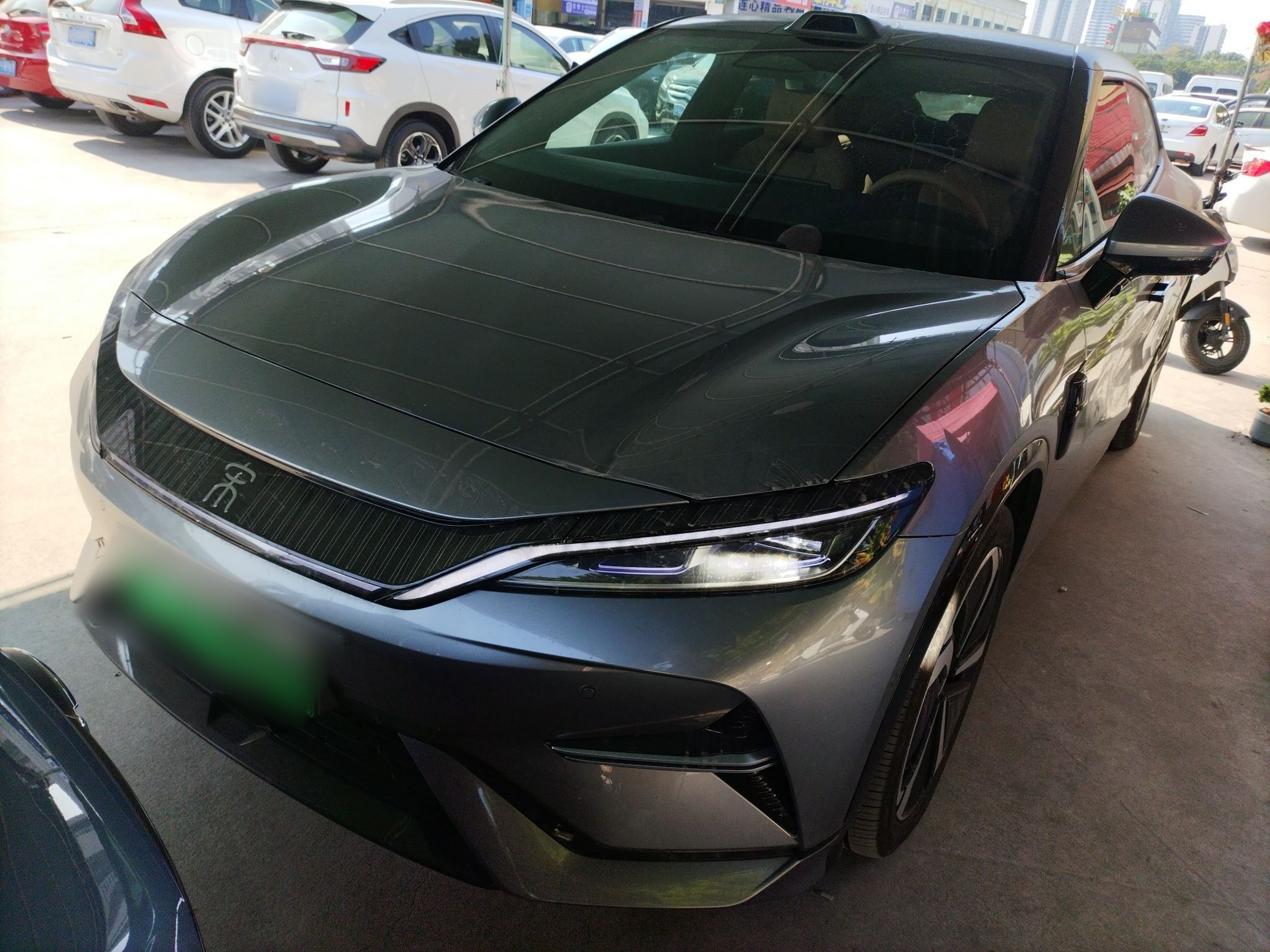 تحت مقدمة السيارة