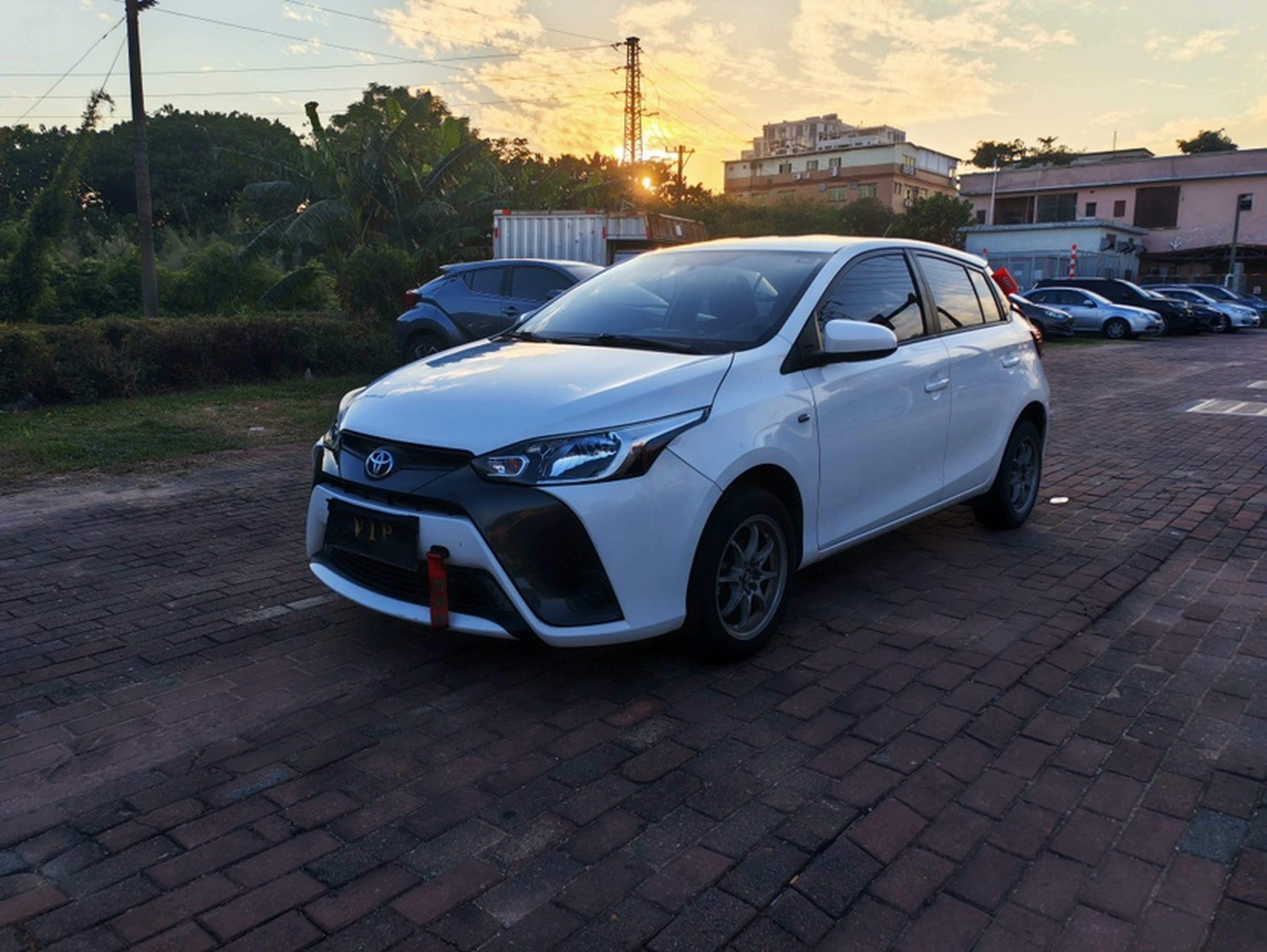 تحت مقدمة السيارة