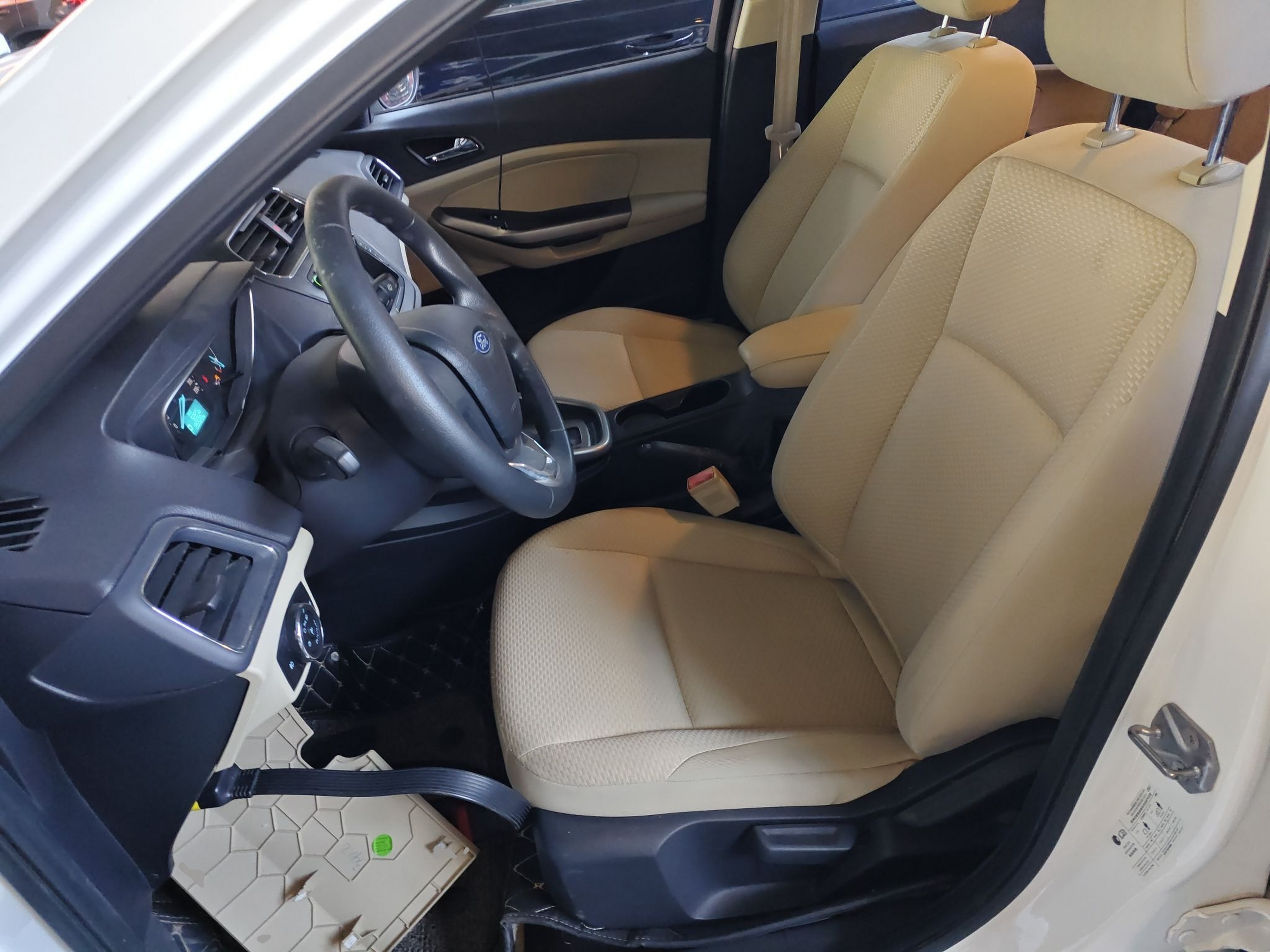 Переднее сиденье в автомобиле