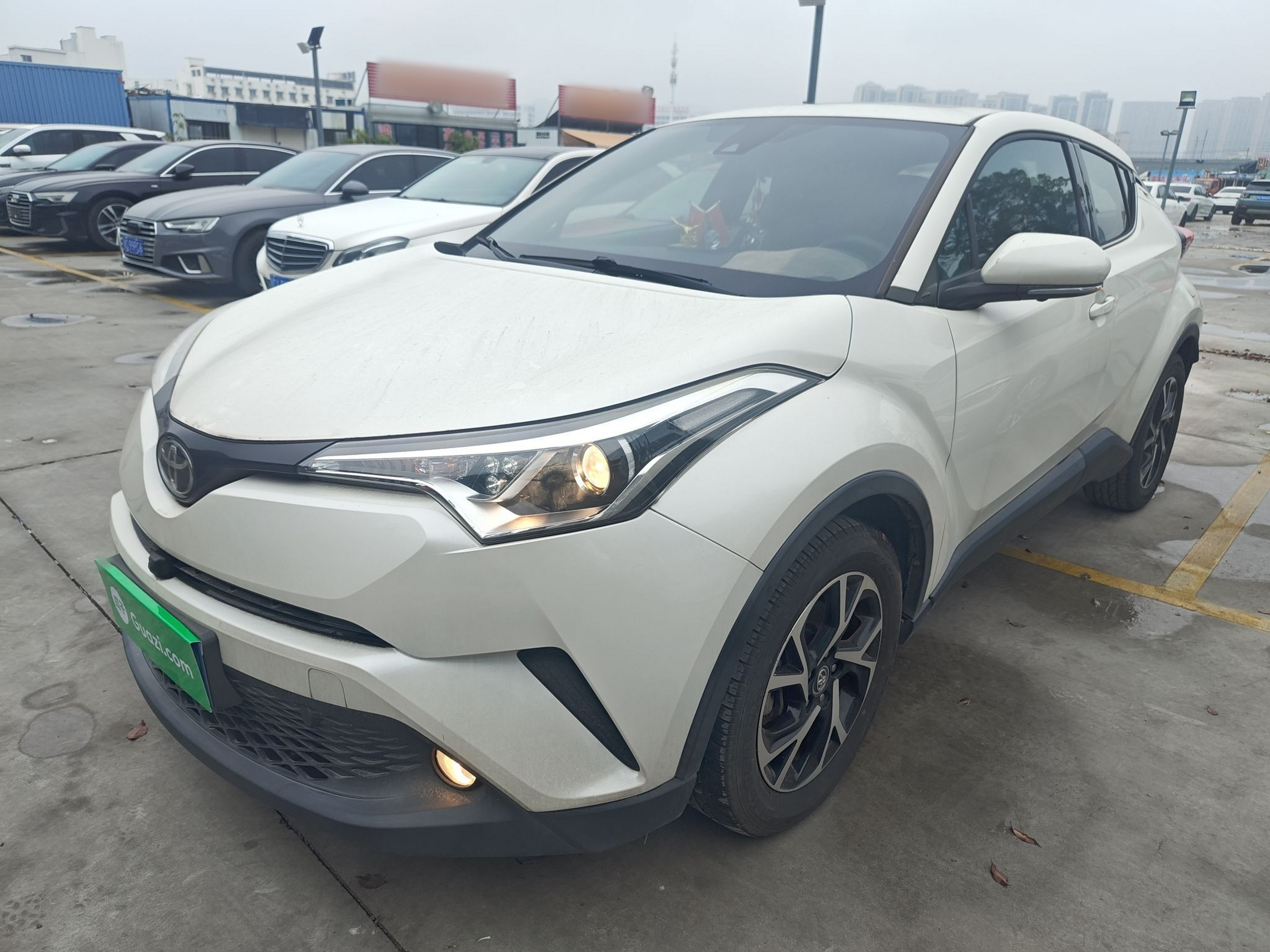 تحت مقدمة السيارة