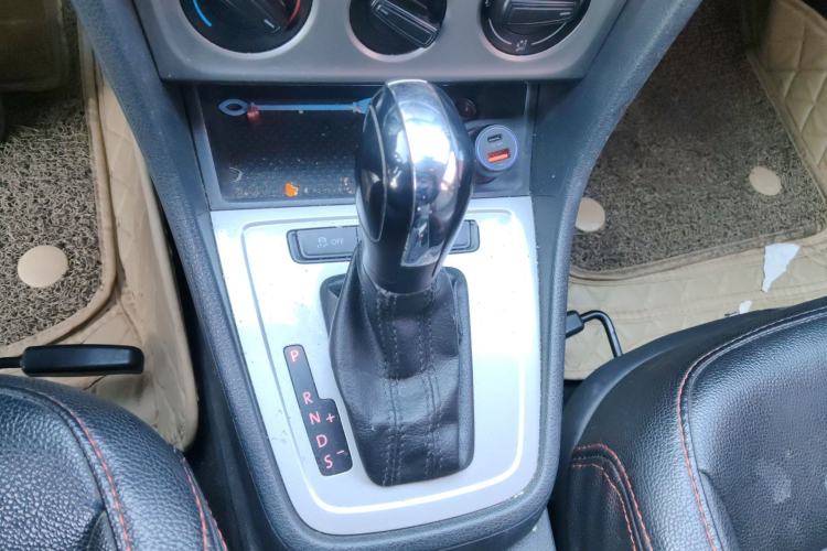 Used Volkswagen Gran Lavida 2013 1.6L Automatic Fashion Model