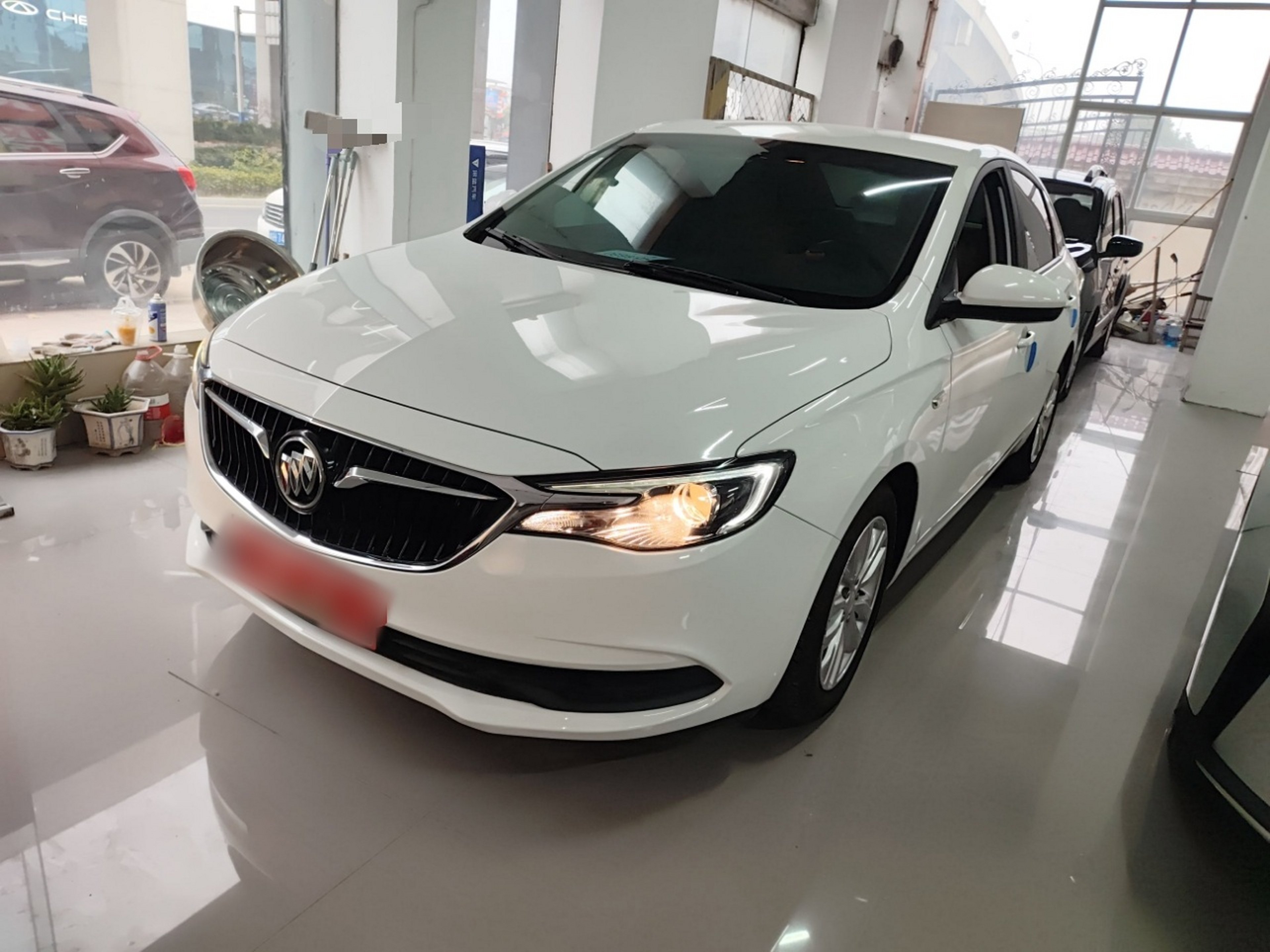 تحت مقدمة السيارة