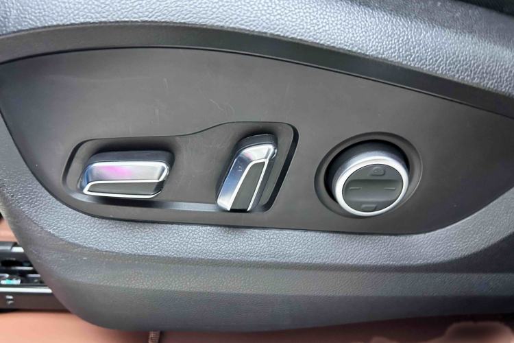 Used Chery Tiggo 8 PLUS C-DM 2025 1.5T 116 km Prestige Version 5 Seats
