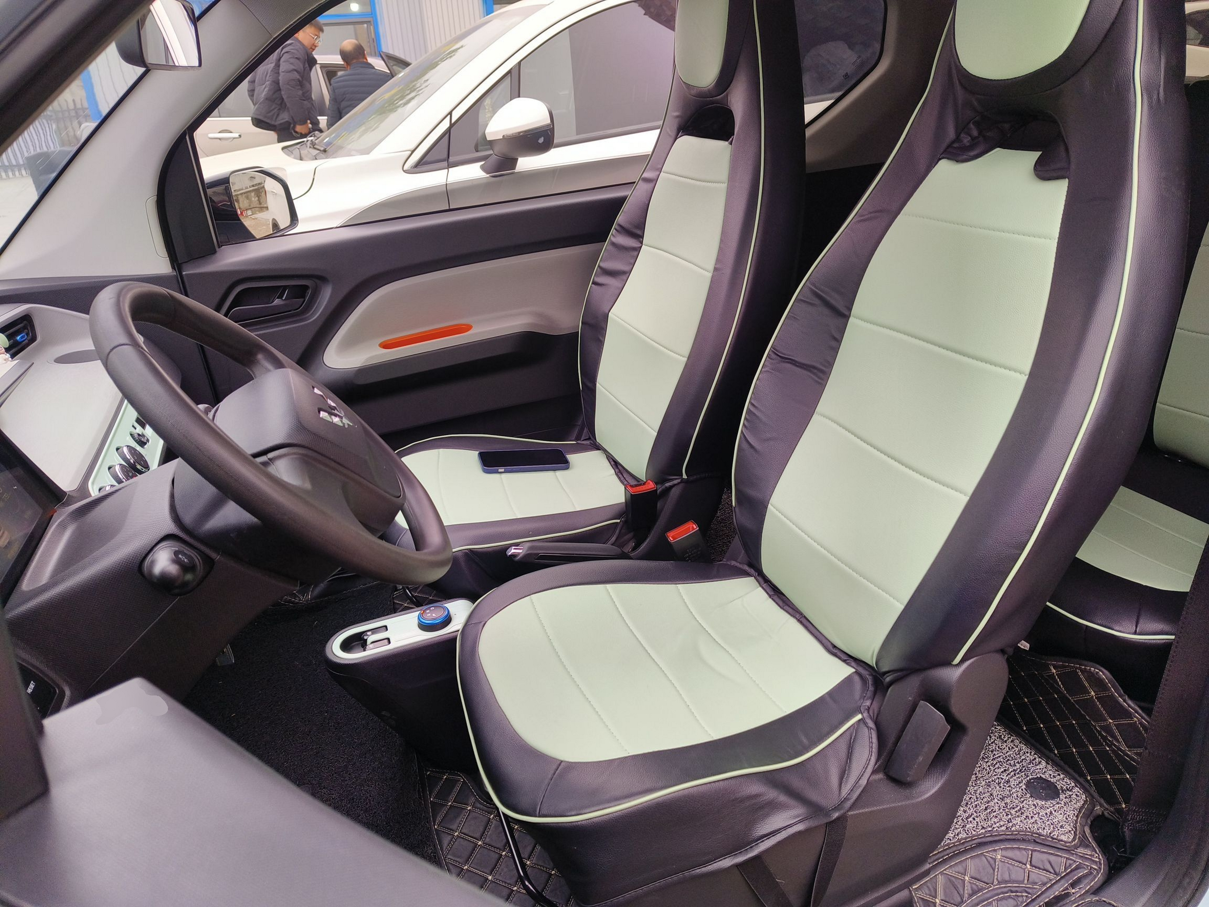 Переднее сиденье в автомобиле