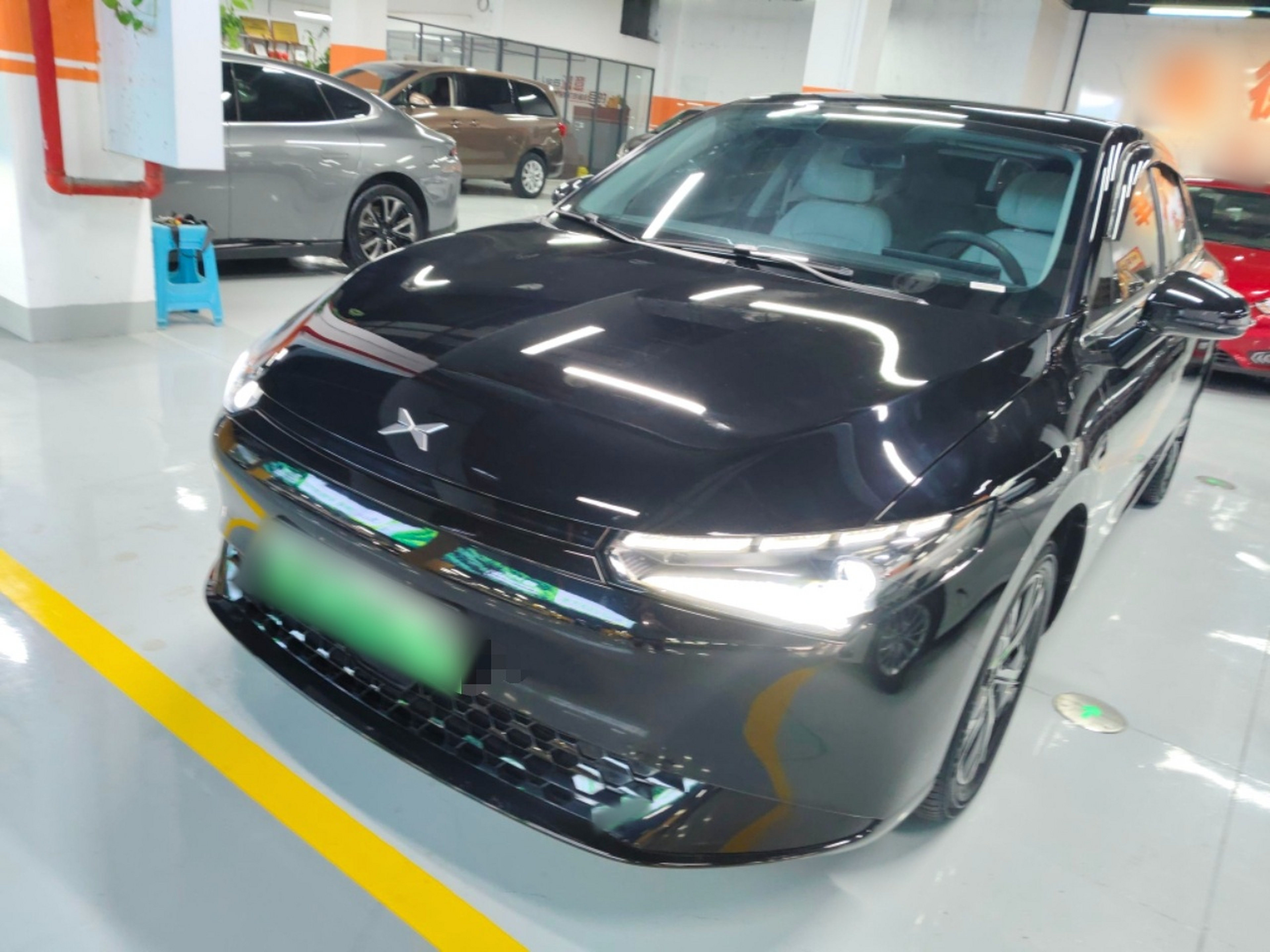 تحت مقدمة السيارة