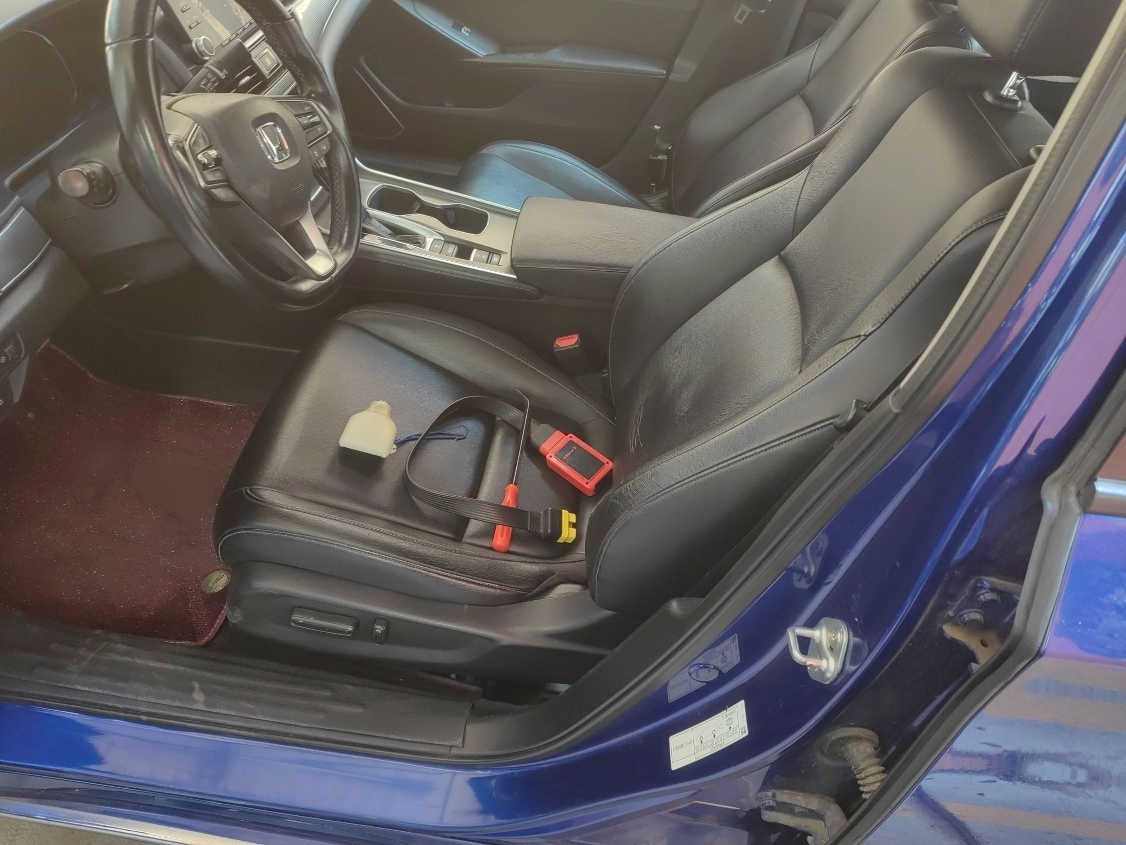 Переднее сиденье в автомобиле