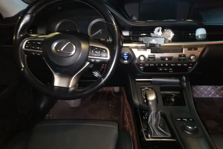Used Lexus ES 2015 300h Comfort Edition

