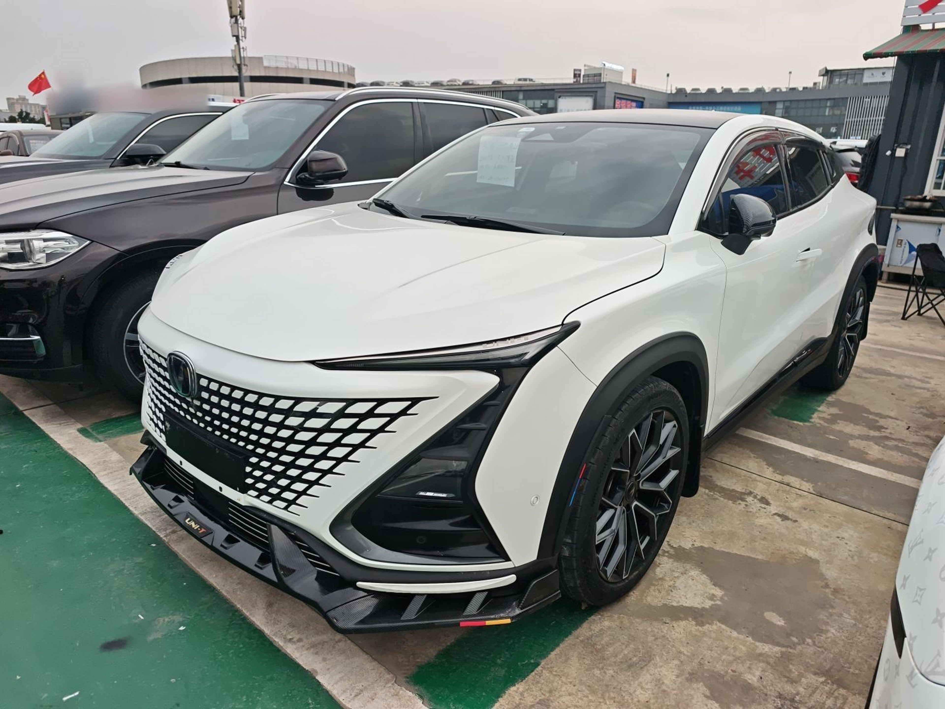 Под передней частью автомобиля