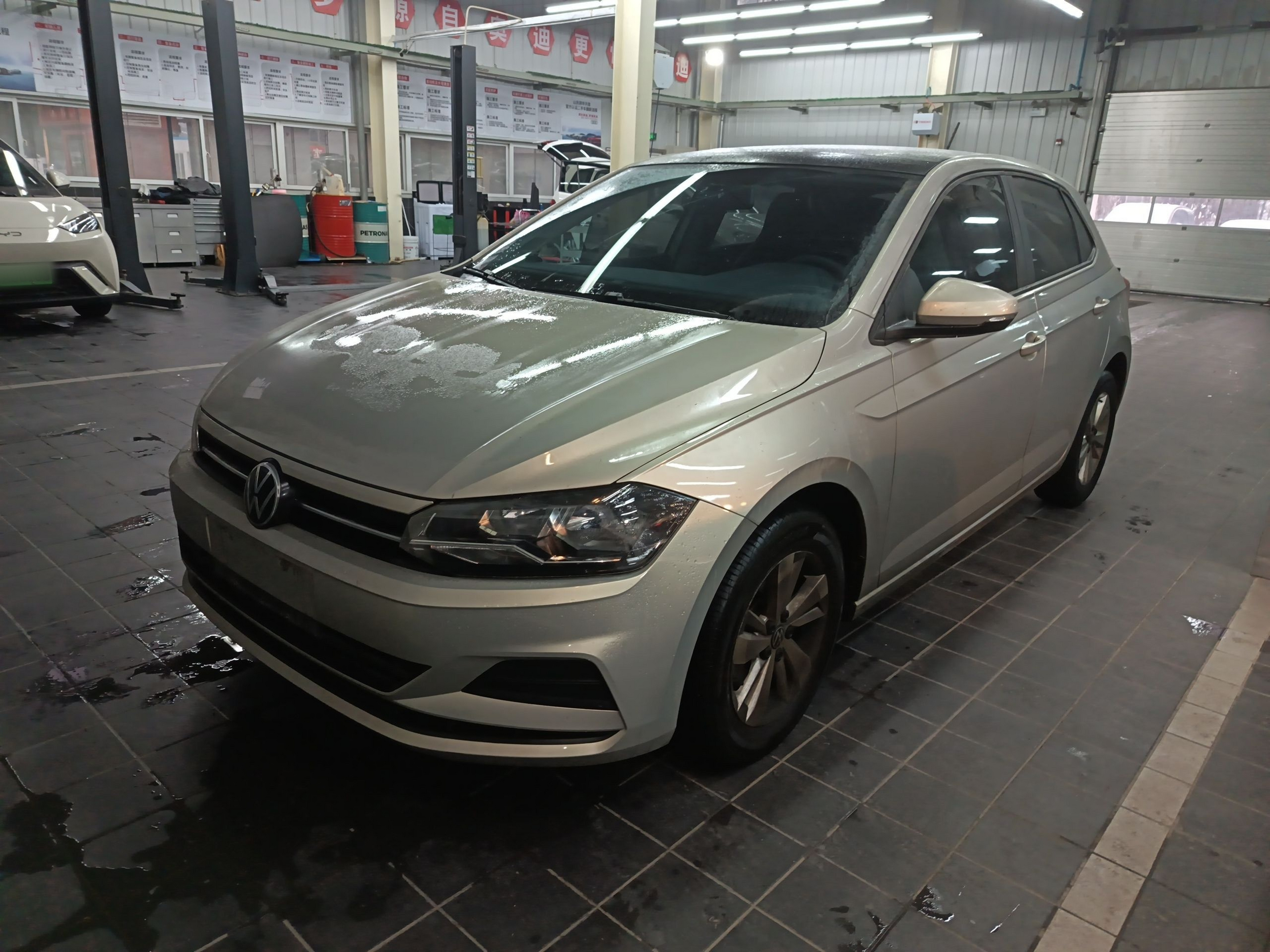 Под передней частью автомобиля