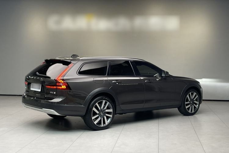 Used Volvo V90 2024 Cross Country B5 AWD Prestige Edition
