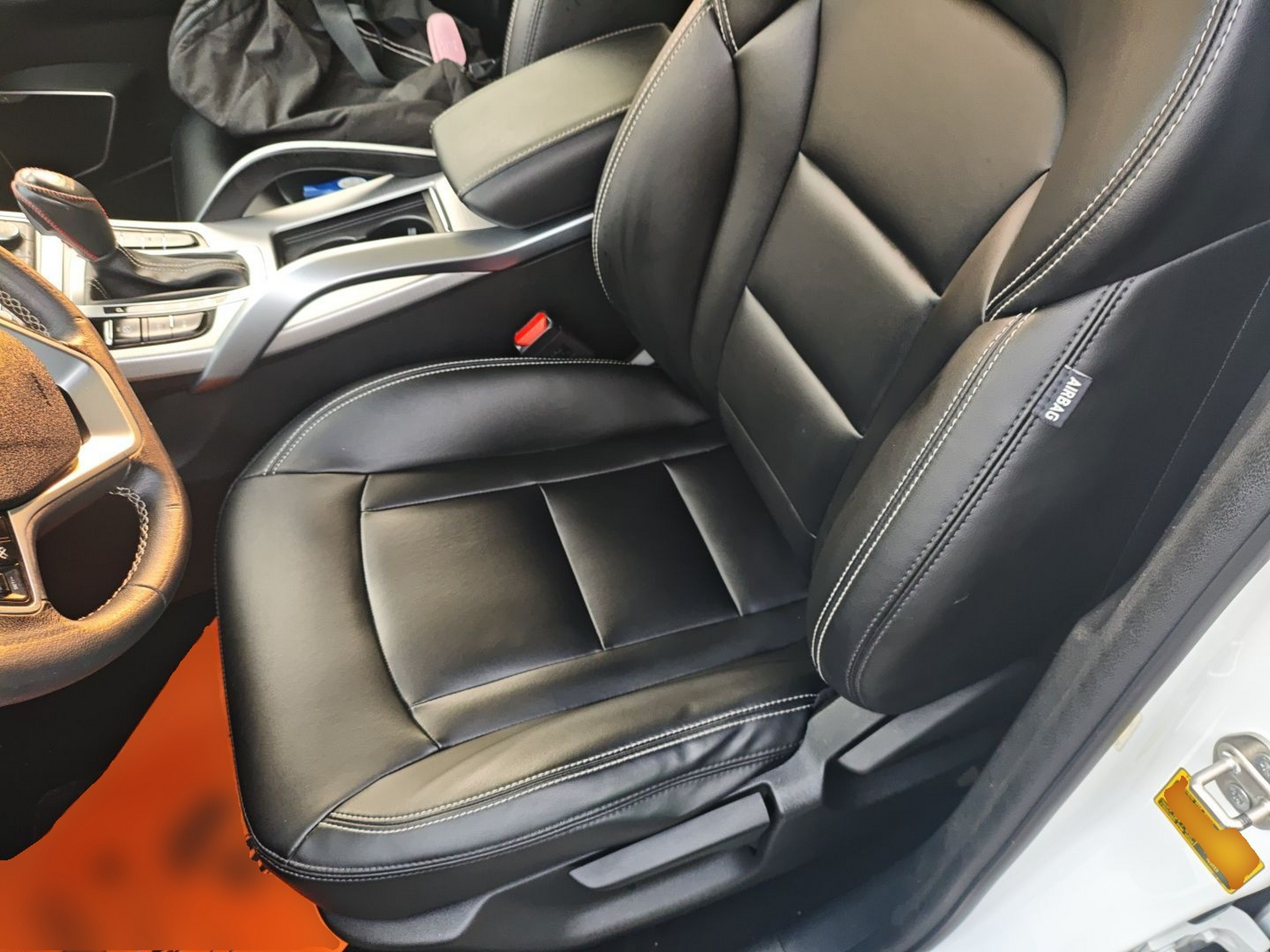 Переднее сиденье в автомобиле