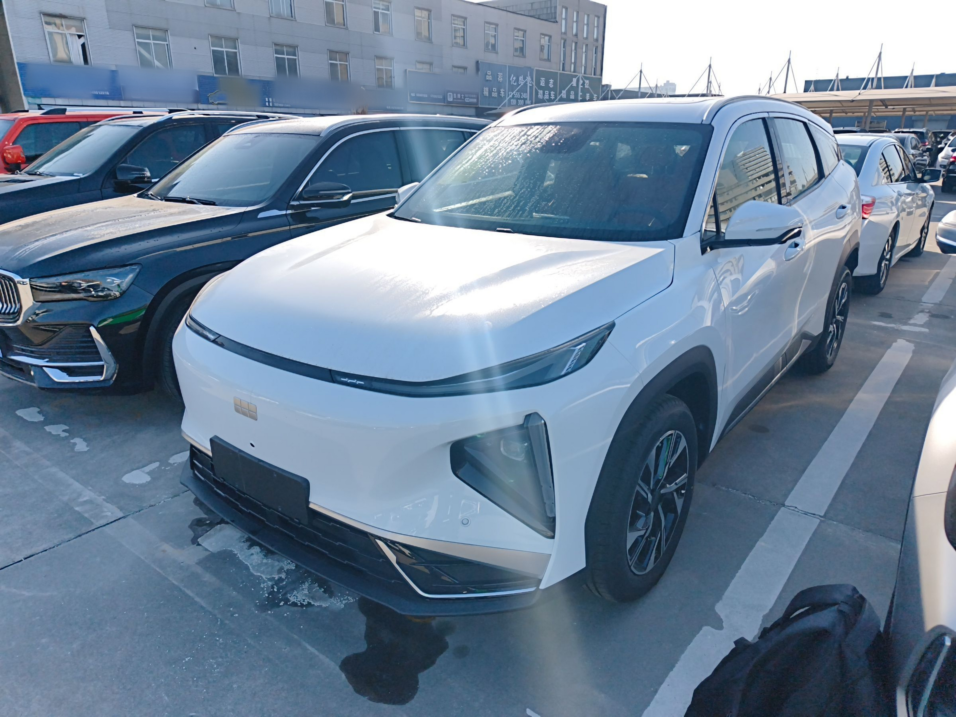 Под передней частью автомобиля